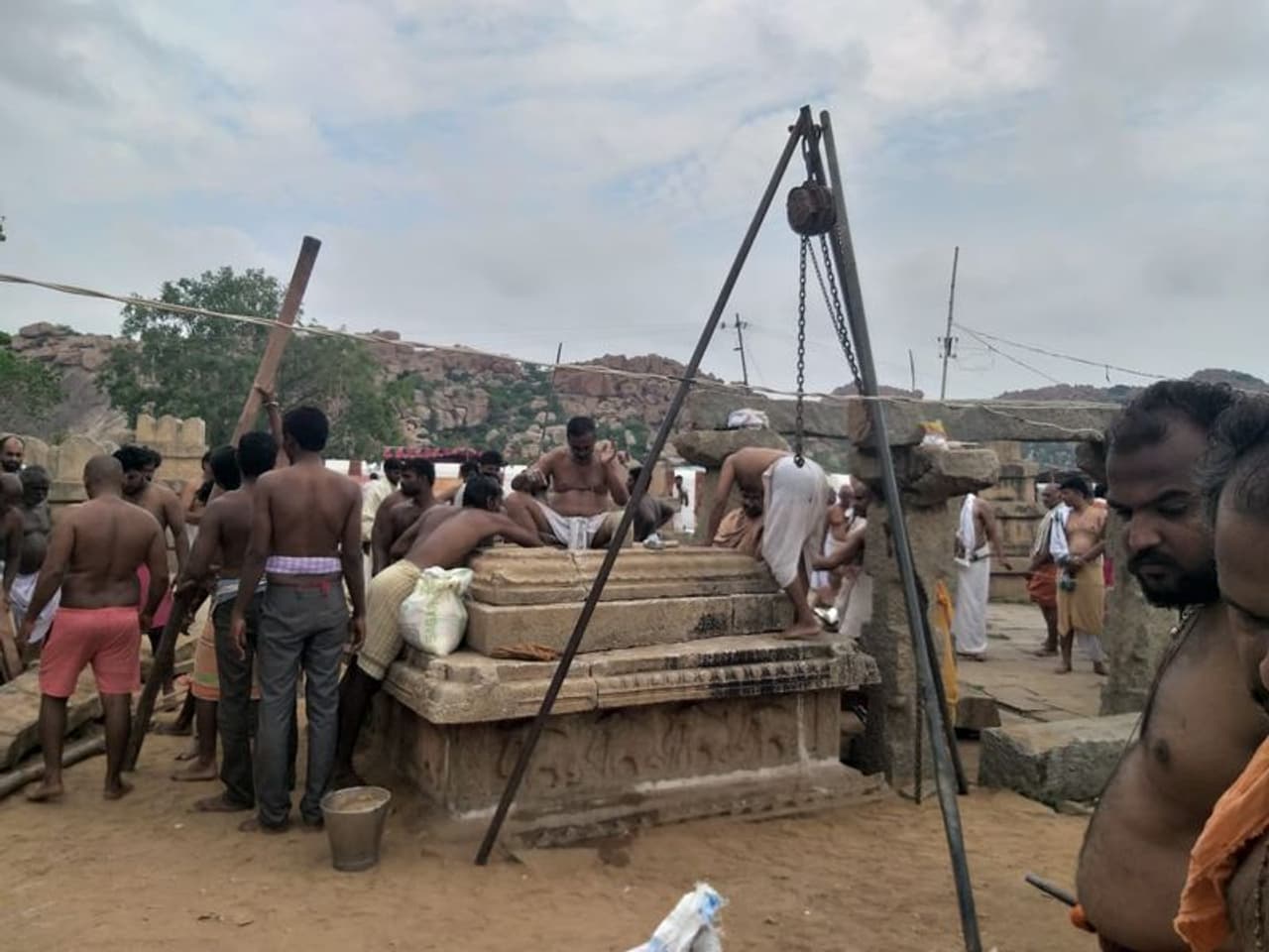 ದುಷ್ಕರ್ಮಿಗಳು ಹಾನಿಗೊಳಿಸಿದ ನವವೃಂದಾವನದ ಪುನರ್ ನಿರ್ಮಾಣ ಕಾರ್ಯ ಆರಂಭವಾಗಿದೆ.