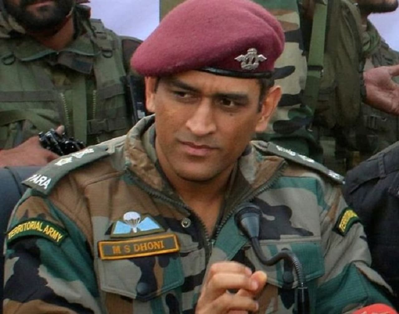 <p>భారత ఆర్మీ ధరించే దుస్తులకు ఓ ప్రత్యేకమైన గౌరవం ఉంటుంది. వీటిని ఏ ప్రైవేటు ఈవెంట్లలో కానీ, కమర్షియల్ వ్యవహారాలకు కానీ ఉపయోగించడానికి ఎవ్వరికీ ఎలాంటి అధికారం ఉండదు...</p> <p>భారత ఆర్మీ ధరించే దుస్తులకు ఓ ప్రత్యేకమైన గౌరవం ఉంటుంది. వీటిని ఏ ప్రైవేటు ఈవెంట్లలో కానీ, కమర్షియల్ వ్యవహారాలకు కానీ ఉపయోగించడానికి ఎవ్వరికీ ఎలాంటి అధికారం ఉండదు...</p>