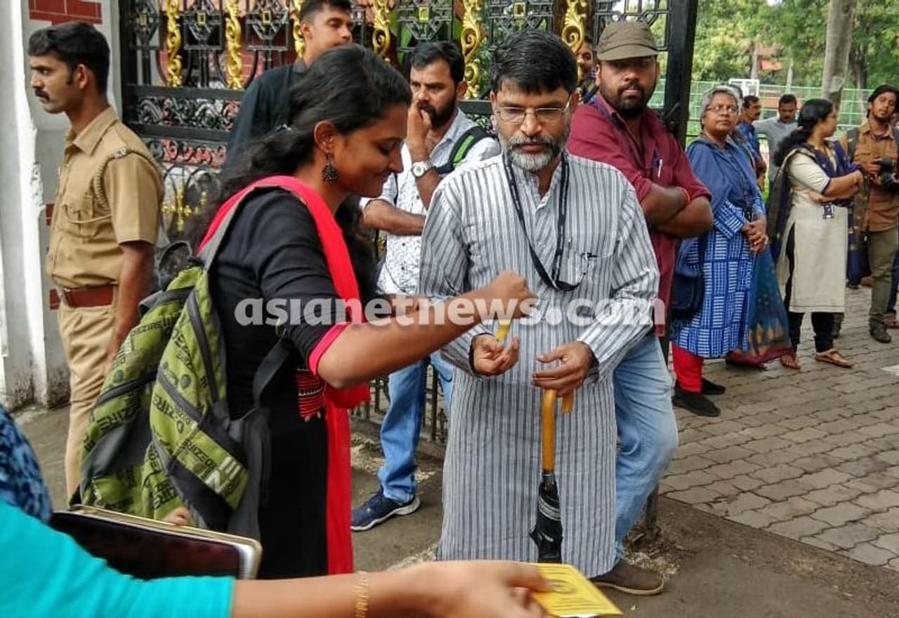 സാറേ, ഞാന് തന്നെയാ... നോക്കിയേ... സാറേ, ഞാന് തന്നെയാ... നോക്കിയേ...