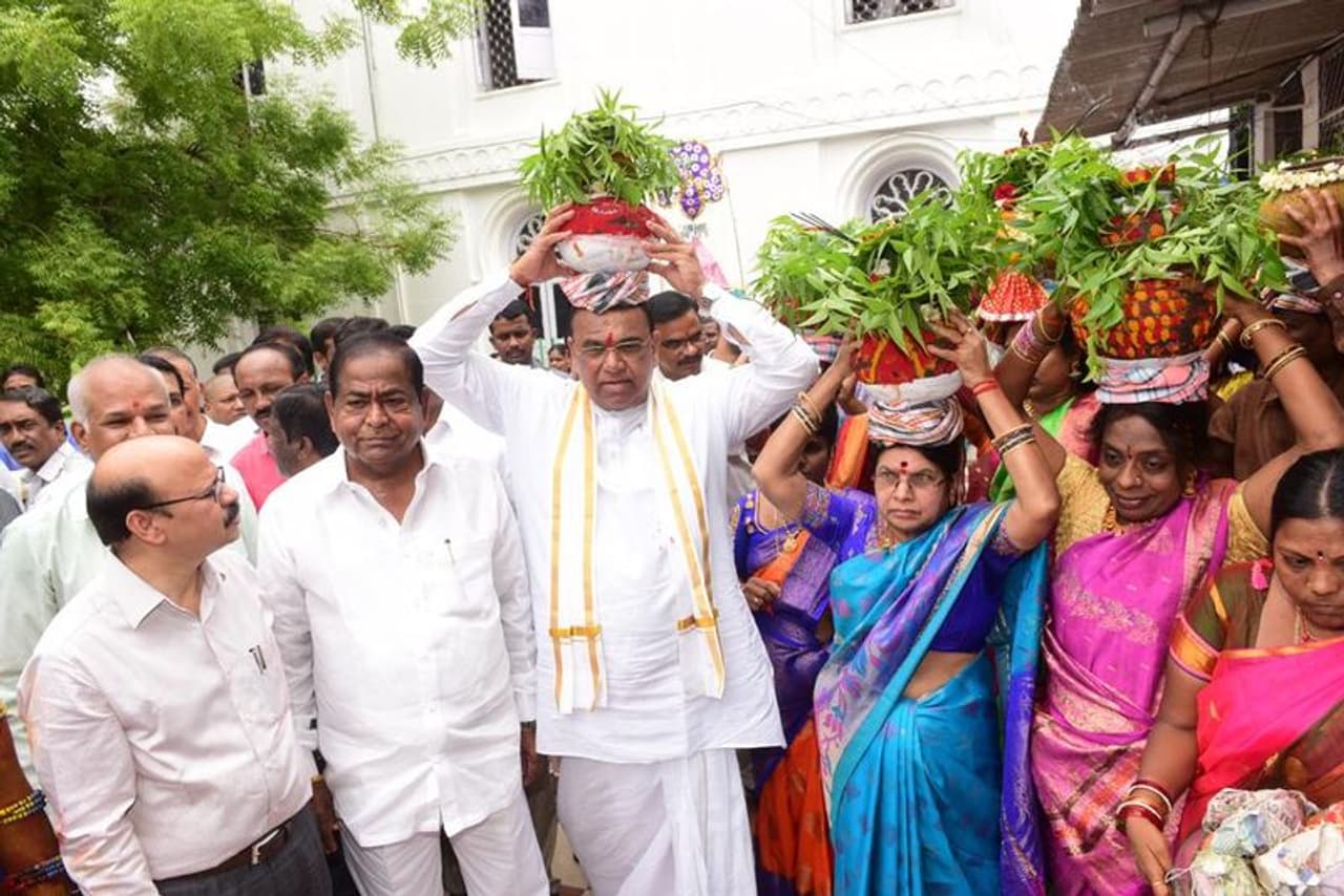 బంగారు మైసమ్మకు బోనం సమర్పించిన స్పీకర్ దంపతులు బంగారు మైసమ్మకు బోనం సమర్పించిన స్పీకర్ దంపతులు