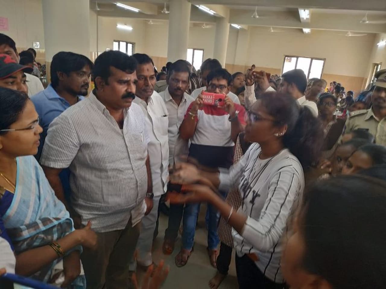 నాసిరకం భోజనం పెడుతున్నారని విద్యార్థుల ఫిర్యాదు నాసిరకం భోజనం పెడుతున్నారని విద్యార్థుల ఫిర్యాదు