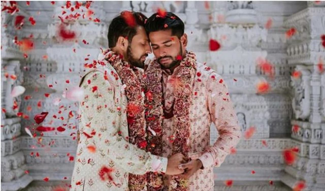 ಭಾರತೀಯ ಮೂಲದ ಇಬ್ಬರು ಸಲಿಂಗಿಗಳು ಮದುವೆಯಾಗಿದ್ದು, ಇವರಿಬ್ಬರ ಫೋಟೋಗಳು ಸೋಶಿಯಲ್ ಮೀಡಿಯಾದಲ್ಲಿ ಭಾರೀ ವೈರಲ್ ಆಗುತ್ತಿವೆ. ಭಾರತೀಯ ಮೂಲದ ಇಬ್ಬರು ಸಲಿಂಗಿಗಳು ಮದುವೆಯಾಗಿದ್ದು, ಇವರಿಬ್ಬರ ಫೋಟೋಗಳು ಸೋಶಿಯಲ್ ಮೀಡಿಯಾದಲ್ಲಿ ಭಾರೀ ವೈರಲ್ ಆಗುತ್ತಿವೆ.