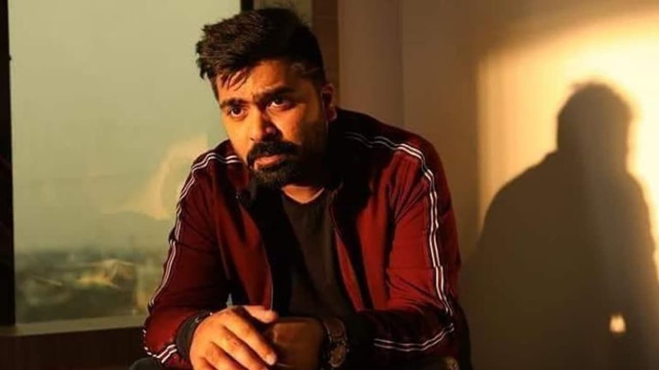 శింబు : మన్మధ లాంటి యూత్ ఫుల్ ఎంటర్ టైనర్స్ తో శింబు తెలుగులో కూడా క్రేజ్ సొంతం చేసుకున్నాడు. కానీ ప్రస్తుతం శింబుకు తెలుగు మార్కెట్ బాగా పడిపోయింది. ఇటీవల శింబుకు సరైన సక్సెస్ లేదు. శింబు : మన్మధ లాంటి యూత్ ఫుల్ ఎంటర్ టైనర్స్ తో శింబు తెలుగులో కూడా క్రేజ్ సొంతం చేసుకున్నాడు. కానీ ప్రస్తుతం శింబుకు తెలుగు మార్కెట్ బాగా పడిపోయింది. ఇటీవల శింబుకు సరైన సక్సెస్ లేదు.