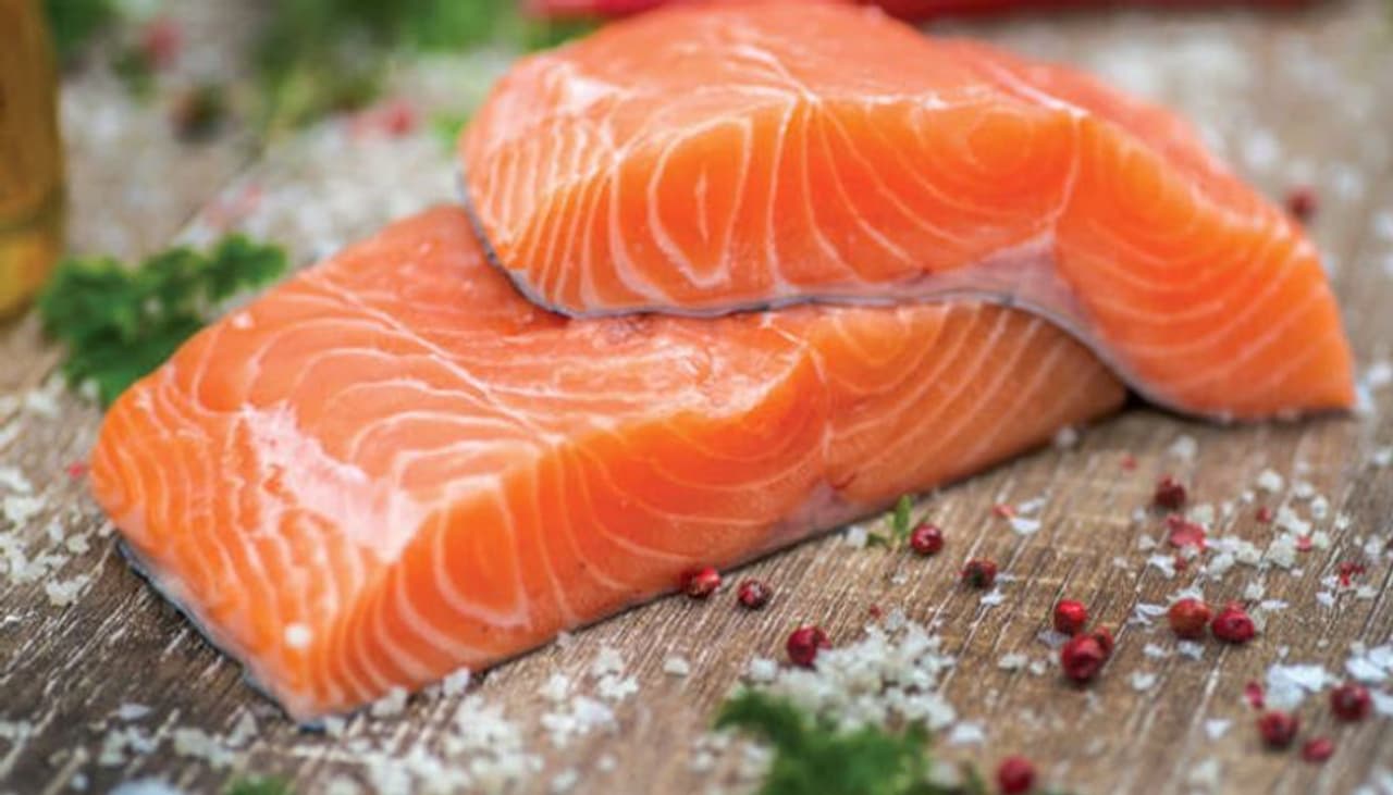 <p> </p><p>കൊഴുപ്പടങ്ങിയ മത്സ്യം ഡയറ്റിലുള്പ്പെടുത്താം. സാല്മണ് മത്സ്യം ഇതിന് ഉദാഹരണമാണ്. ഇവയിടങ്ങിയിരിക്കുന്ന ഒമേഗ 3 ഫാറ്റി ആസിഡ്, ആരോഗ്യത്തെ ഗുണപരമായി സ്വാധീനിക്കുന്നു. ഒപ്പം തന്നെ നല്ല കൊളസ്ട്രോള് വര്ധിപ്പിക്കാനും ഇത്തരം മത്സ്യങ്ങള് സഹായിക്കുന്നു. </p><p> </p> <p> </p><p>കൊഴുപ്പടങ്ങിയ മത്സ്യം ഡയറ്റിലുള്പ്പെടുത്താം. സാല്മണ് മത്സ്യം ഇതിന് ഉദാഹരണമാണ്. ഇവയിടങ്ങിയിരിക്കുന്ന ഒമേഗ 3 ഫാറ്റി ആസിഡ്, ആരോഗ്യത്തെ ഗുണപരമായി സ്വാധീനിക്കുന്നു. ഒപ്പം തന്നെ നല്ല കൊളസ്ട്രോള് വര്ധിപ്പിക്കാനും ഇത്തരം മത്സ്യങ്ങള് സഹായിക്കുന്നു. </p><p> </p>