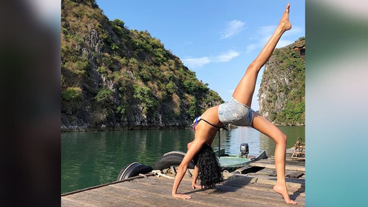 कविता बिकिनी में हॉट योगा करते हुए दिख रही हैं। जिसमें उनकी बॉडी <span style="color:null;">का हर एक कर्व नुमाया हो रहा है।</span> कविता बिकिनी में हॉट योगा करते हुए दिख रही हैं। जिसमें उनकी बॉडी <span style="color:null;">का हर एक कर्व नुमाया हो रहा है।</span>