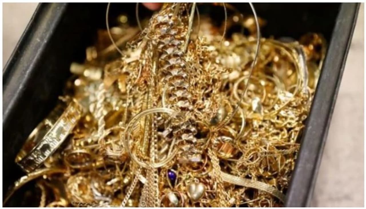 <p>ದಿನೇ ದಿನೇ ಏರುತ್ತಿದ್ದ ಚಿನ್ನದ ದರ ಗ್ರಾಹಕರ ಚಿಂತೆಗೆ ಕಾರಣವಾಗಿತ್ತು</p> <p>ದಿನೇ ದಿನೇ ಏರುತ್ತಿದ್ದ ಚಿನ್ನದ ದರ ಗ್ರಾಹಕರ ಚಿಂತೆಗೆ ಕಾರಣವಾಗಿತ್ತು</p>