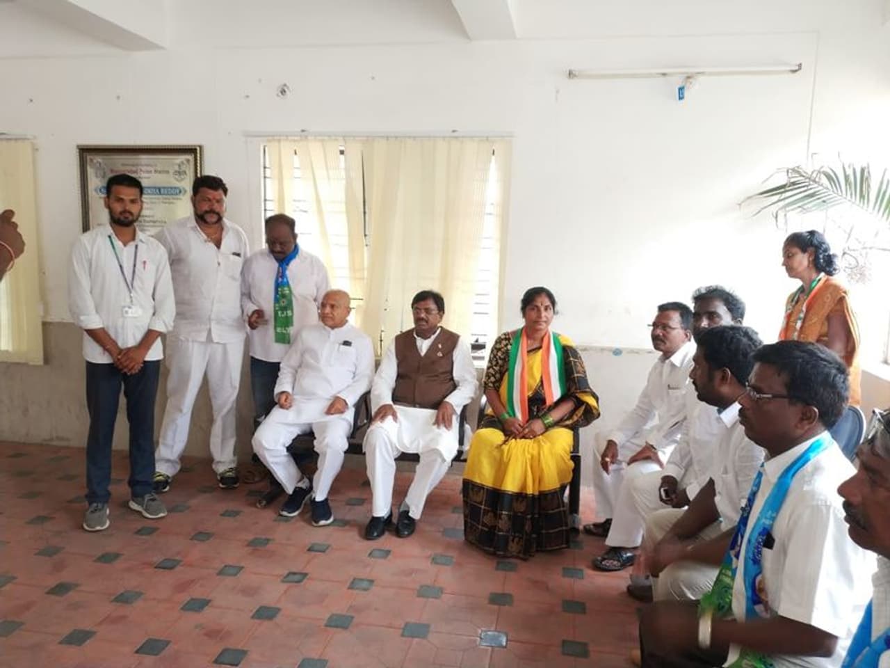 పోలీస్ స్టేషన్ లో మాజీ ఎమ్మెల్యే చింతల రామచంద్రారెడ్డి, మాజీ ఎంపీ వివేక్, పలువురు నేతలు పోలీస్ స్టేషన్ లో మాజీ ఎమ్మెల్యే చింతల రామచంద్రారెడ్డి, మాజీ ఎంపీ వివేక్, పలువురు నేతలు