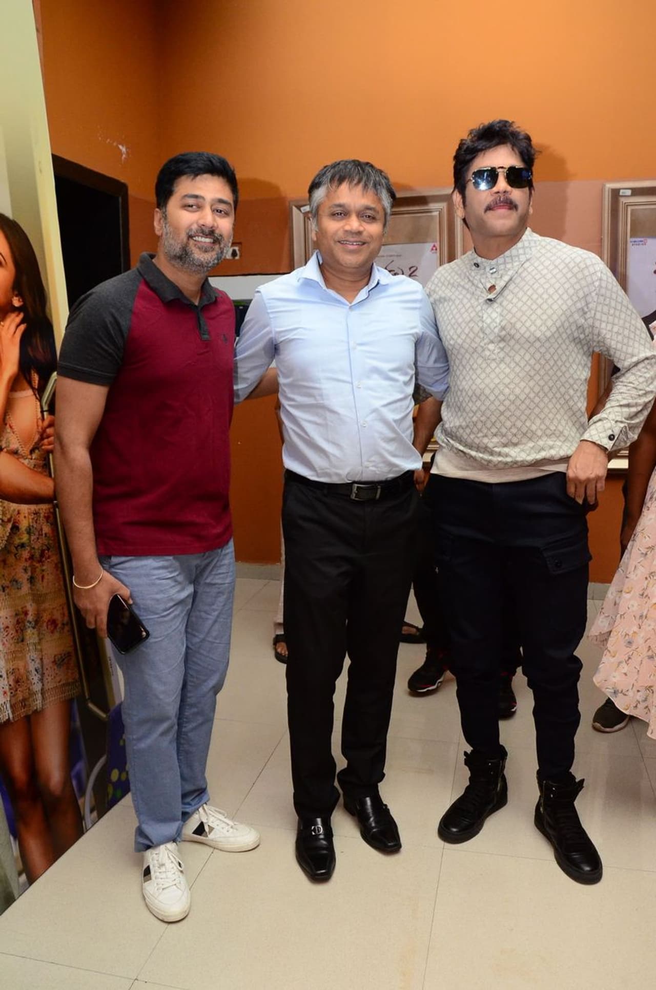 మన్మథుడు 2 టైటిల్ కు తగ్గట్లుగానే నాగ్ ఈ చిత్రంలో యంగ్ లుక్ లో కనిపిస్తున్నాడు. మన్మథుడు 2 టైటిల్ కు తగ్గట్లుగానే నాగ్ ఈ చిత్రంలో యంగ్ లుక్ లో కనిపిస్తున్నాడు.