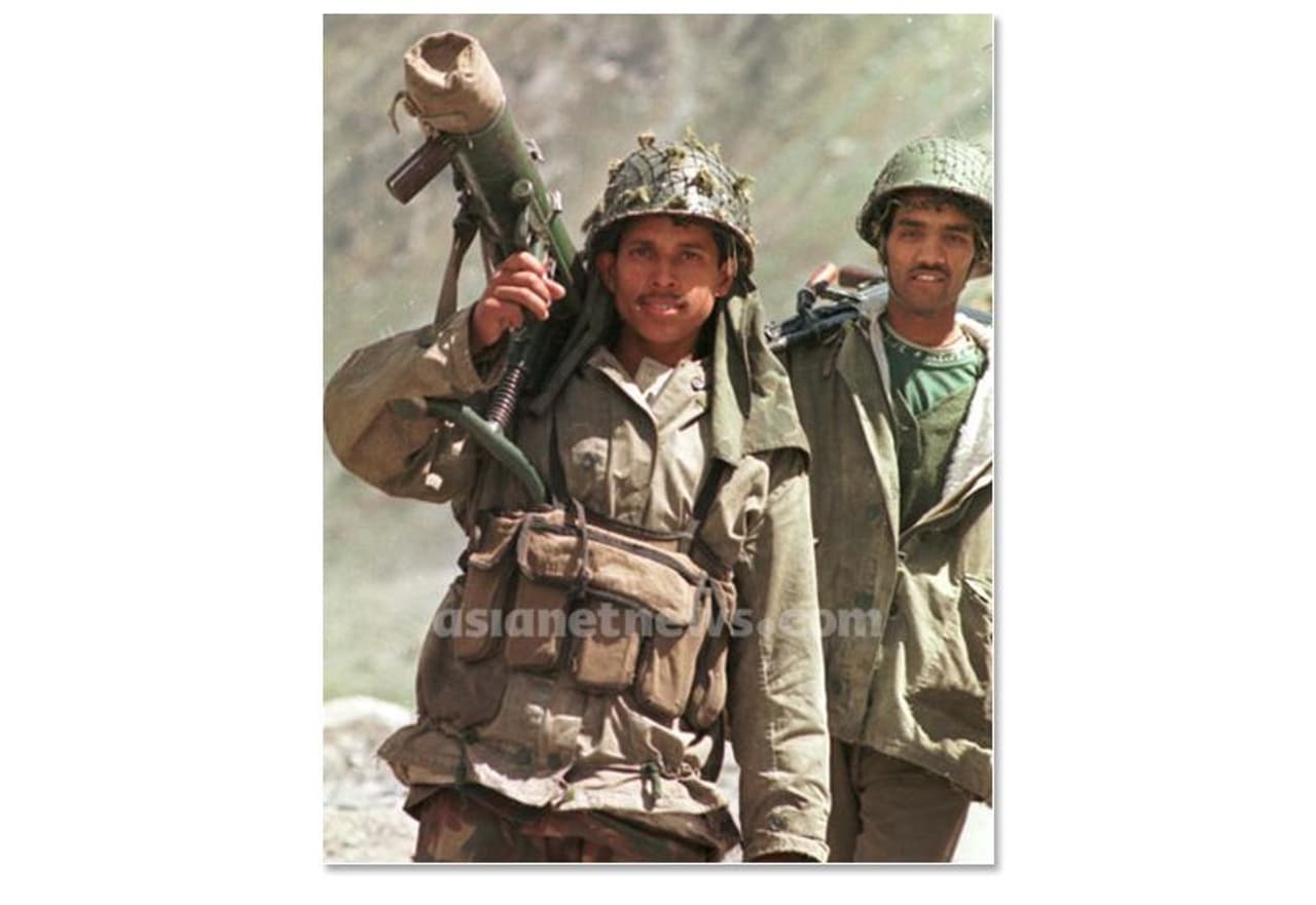 കാര്ഗിലില് ടൈഗര് ഹില്സിന് സമീപം പാക് സൈനീകരെ തിരയുന്ന ഇന്ത്യന് സൈനീകര്. കാര്ഗിലില് ടൈഗര് ഹില്സിന് സമീപം പാക് സൈനീകരെ തിരയുന്ന ഇന്ത്യന് സൈനീകര്.