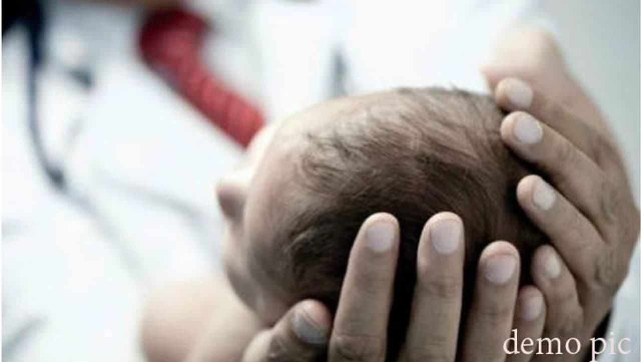 <p>ಅಕಸ್ಮಾತ್ ದಿನ ತುಂಬು ಮೊದಲೇ ಹೆರಿಗೆ ಸೂಚನೆಗಳು ಕಂಡ ಬಂದರೆ, ವೈದ್ಯರನ್ನು ತಕ್ಷಣವೇ ಸಂಪರ್ಕಿಸಬೇಕು. ಅವರು ಇದನ್ನು ಮುಂದೂಡಲು ಸಹಕರಿಸುತ್ತಾರೆ. </p> <p>ಅಕಸ್ಮಾತ್ ದಿನ ತುಂಬು ಮೊದಲೇ ಹೆರಿಗೆ ಸೂಚನೆಗಳು ಕಂಡ ಬಂದರೆ, ವೈದ್ಯರನ್ನು ತಕ್ಷಣವೇ ಸಂಪರ್ಕಿಸಬೇಕು. ಅವರು ಇದನ್ನು ಮುಂದೂಡಲು ಸಹಕರಿಸುತ್ತಾರೆ. </p>