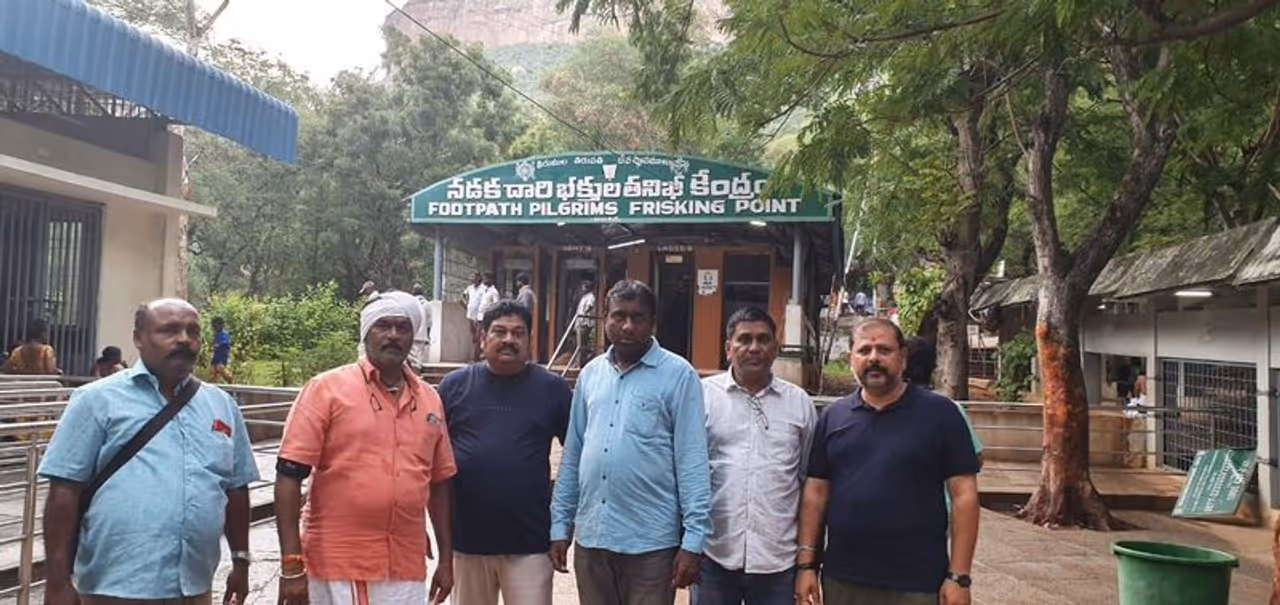 ಬೆಂಬಲಿಗರೊಂದಿಗೆ ತಿರುಪತಿ ತಿರುಮಲ ಬೆಟ್ಟ ಹತ್ತಿ ವೆಂಕಟೇಶ್ವರನ ದರ್ಶನ ಪಡೆದ ಆನಂದ್ ಸಿಂಗ್