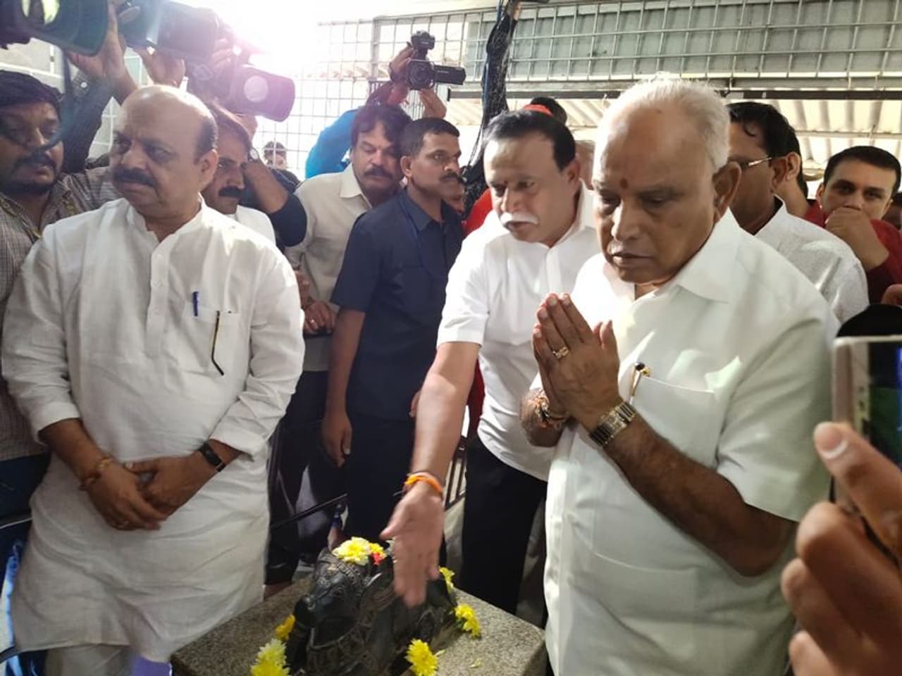 ನೂತನ ಮುಖ್ಯಮಂತ್ರಿ ಬಿ ಎಸ್ ಯಡಿಯೂರಪ್ಪ ಹುಟ್ಟೂರು ಮಂಡ್ಯದ ಬೂಕನಕೆರೆಗೆ ಭೇಟಿ ನೂತನ ಮುಖ್ಯಮಂತ್ರಿ ಬಿ ಎಸ್ ಯಡಿಯೂರಪ್ಪ ಹುಟ್ಟೂರು ಮಂಡ್ಯದ ಬೂಕನಕೆರೆಗೆ ಭೇಟಿ