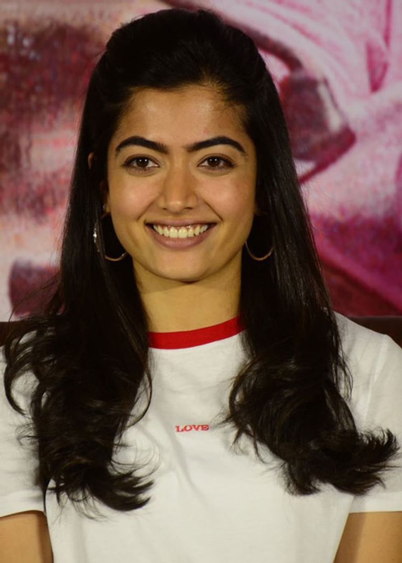 విజయ్ దేవరకొండ, రష్మిక మందన్నా జంటగా నటించిన చిత్రం 'డియర్ కామ్రేడ్'. విజయ్ దేవరకొండ, రష్మిక మందన్నా జంటగా నటించిన చిత్రం 'డియర్ కామ్రేడ్'.