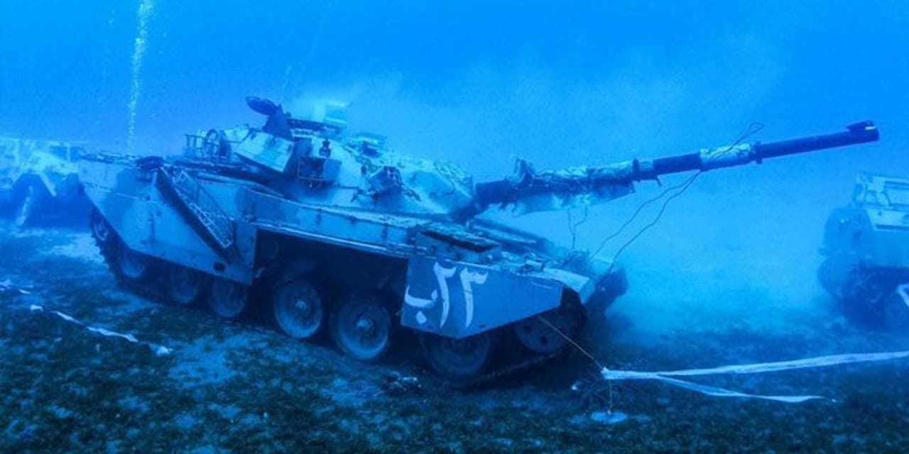 പല കാലഘട്ടങ്ങളിലായി ജോര്‍ദ്ദാന്‍ സൈന്യം ഉപയോഗിച്ചതിന് ശേഷം ഡീ കമ്മീഷന്‍ ചെയ്ത് ആയുധങ്ങളുമായാണ് കടലിനടിയിലെ ഈ മ്യൂസിയമുള്ളത്.