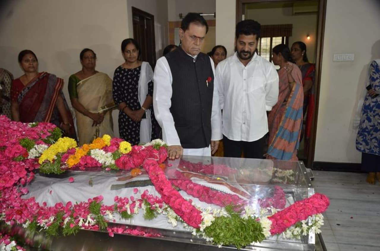 జైపాల్ రెడ్డి భౌతికకాయానికి నివాళులర్పిస్తున్న టి. సుబ్బిరామిరెడ్డి జైపాల్ రెడ్డి భౌతికకాయానికి నివాళులర్పిస్తున్న టి. సుబ్బిరామిరెడ్డి