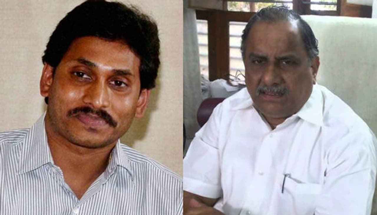 <p>అమరావతి: కాపు ఉద్యమం నుంచి తప్పుకోవాలని మాజీ మంత్రి, కాపు ఉద్యమ నేత ముద్రగడ పద్మనాభం తీసుకున్న నిర్ణయం ఆంధ్రప్రదేశ్ ముఖ్యమంత్రి, వైఎస్సార్ కాంగ్రెసు పార్టీ అధినేత వైఎస్ జగన్ కు చిక్కులు తెచ్చి పెట్టే అవకాశం ఉంది. కాపు సామాజిక వర్గం తనపై చేయిస్తున్న దుష్ప్రచారానికి మనస్తానికి గురై ఉద్యమం నుంచి తప్పుకుంటున్నట్లు ముద్రగడ పద్మనాభం చెప్పారు. కాపు సామాజిక వర్గానికి ఓ బహిరంగ లేఖ కూడా రాశారు. </p> <p>అమరావతి: కాపు ఉద్యమం నుంచి తప్పుకోవాలని మాజీ మంత్రి, కాపు ఉద్యమ నేత ముద్రగడ పద్మనాభం తీసుకున్న నిర్ణయం ఆంధ్రప్రదేశ్ ముఖ్యమంత్రి, వైఎస్సార్ కాంగ్రెసు పార్టీ అధినేత వైఎస్ జగన్ కు చిక్కులు తెచ్చి పెట్టే అవకాశం ఉంది. కాపు సామాజిక వర్గం తనపై చేయిస్తున్న దుష్ప్రచారానికి మనస్తానికి గురై ఉద్యమం నుంచి తప్పుకుంటున్నట్లు ముద్రగడ పద్మనాభం చెప్పారు. కాపు సామాజిక వర్గానికి ఓ బహిరంగ లేఖ కూడా రాశారు. </p>