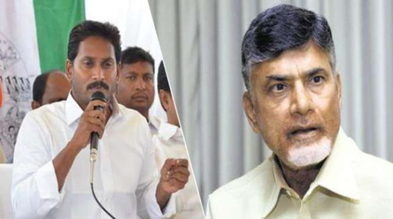న్యూఢిల్లీ: ఆంధ్రప్రదేశ్ రాజకీయాల్లో సీన్ రివర్స్ అవుతున్న సూచనలు కనిపిస్తున్నాయి. ట్రిపుల్ తలాక్ పై రాజ్యసభలో చోటు చేసుకున్న నాటకీయ పరిణామాలు ఆ విషయాన్ని పట్టిస్తున్నాయి. బిజెపికి తెలుగుదేశం పార్టీ అధ్యక్షుడు నారా చంద్రబాబు నాయుడు దగ్గరవుతున్న సూచనలు కనిపిస్తుండగా, ముఖ్యమంత్రి వైఎస్ జగన్మోహన్ రెడ్డి దూరమవుతున్న ఛాయలు కనిపిస్తున్నాయి. ట్రిపుల్ తలాక్ బిల్లుపై వారిద్దరు తీసుకున్న వైఖరులు ఈ వైఖరులు ఈ విషయాన్ని పట్టిస్తున్నాయి. న్యూఢిల్లీ: ఆంధ్రప్రదేశ్ రాజకీయాల్లో సీన్ రివర్స్ అవుతున్న సూచనలు కనిపిస్తున్నాయి. ట్రిపుల్ తలాక్ పై రాజ్యసభలో చోటు చేసుకున్న నాటకీయ పరిణామాలు ఆ విషయాన్ని పట్టిస్తున్నాయి. బిజెపికి తెలుగుదేశం పార్టీ అధ్యక్షుడు నారా చంద్రబాబు నాయుడు దగ్గరవుతున్న సూచనలు కనిపిస్తుండగా, ముఖ్యమంత్రి వైఎస్ జగన్మోహన్ రెడ్డి దూరమవుతున్న ఛాయలు కనిపిస్తున్నాయి. ట్రిపుల్ తలాక్ బిల్లుపై వారిద్దరు తీసుకున్న వైఖరులు ఈ వైఖరులు ఈ విషయాన్ని పట్టిస్తున్నాయి.