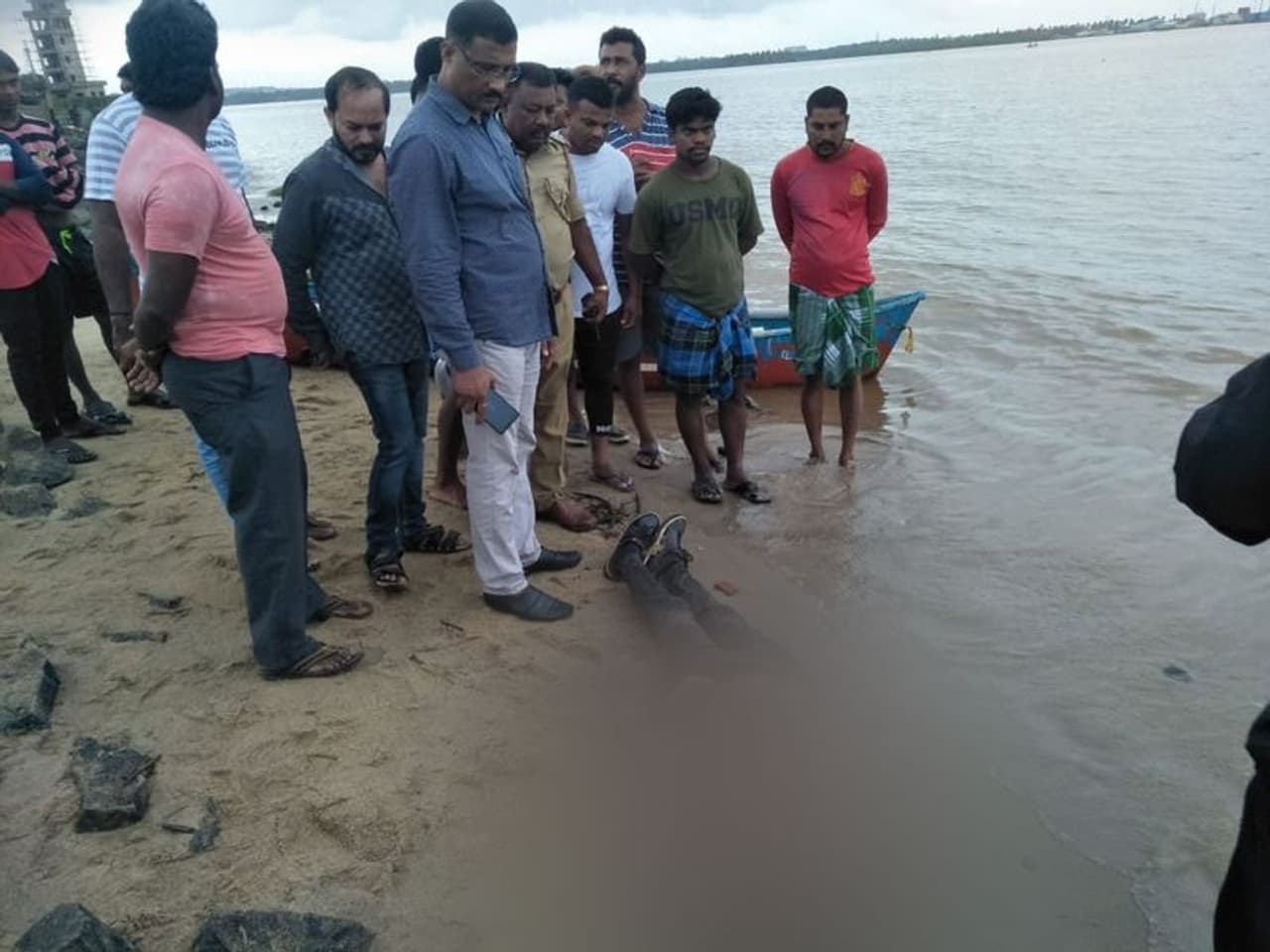 రెండు రోజుల గాలింపు తర్వాత నేత్రావతిలో లభించిన వీజీ సిద్ధార్ధ్ మృతదేహాన్ని పరిశీలిస్తున్న పోలీసులు, స్థానికులు రెండు రోజుల గాలింపు తర్వాత నేత్రావతిలో లభించిన వీజీ సిద్ధార్ధ్ మృతదేహాన్ని పరిశీలిస్తున్న పోలీసులు, స్థానికులు