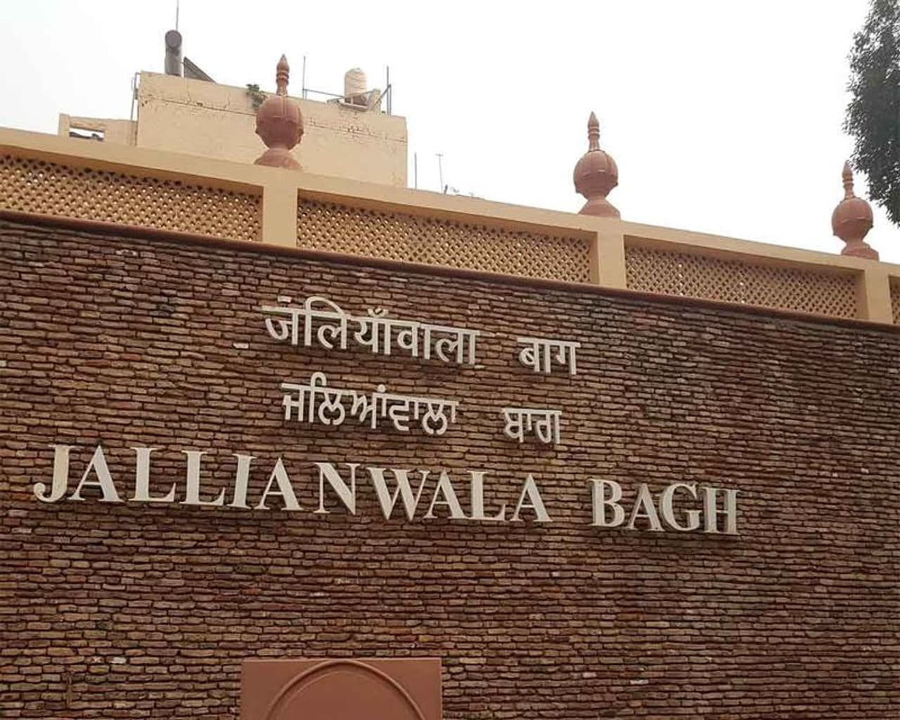 జలియన్ వాలా బాగ్ మారణహోమం గురించి తెలియని వాడుండడు. అది గుర్తొచ్చినప్పుడల్లా కడుపుమండని భారతీయుడు కూడా ఉండదు. ఇలానే కడుపు మండిన ఒక భారతీయుడు 21 సంవత్సరాలపాటు ఆ కసితో రగిలిపోతూ, తన 40సంవత్సరాల జీవితాన్ని కేవలం ఆ మారణహోమానికి కారకుడైన వ్యక్తిని చంపి భారత మాత ఋణం తీర్చుకోవడానికి త్యాగం చేసాడని మనలో ఎంత మందికి తెలుసు? ఆ భారత మాత ముద్దు బిడ్డ వీరమరణం పొందిన ఈ జులై 31న అతనినిని ఒకసారి మననం చేసుకుందాం. జలియన్ వాలా బాగ్ మారణహోమం గురించి తెలియని వాడుండడు. అది గుర్తొచ్చినప్పుడల్లా కడుపుమండని భారతీయుడు కూడా ఉండదు. ఇలానే కడుపు మండిన ఒక భారతీయుడు 21 సంవత్సరాలపాటు ఆ కసితో రగిలిపోతూ, తన 40సంవత్సరాల జీవితాన్ని కేవలం ఆ మారణహోమానికి కారకుడైన వ్యక్తిని చంపి భారత మాత ఋణం తీర్చుకోవడానికి త్యాగం చేసాడని మనలో ఎంత మందికి తెలుసు? ఆ భారత మాత ముద్దు బిడ్డ వీరమరణం పొందిన ఈ జులై 31న అతనినిని ఒకసారి మననం చేసుకుందాం.