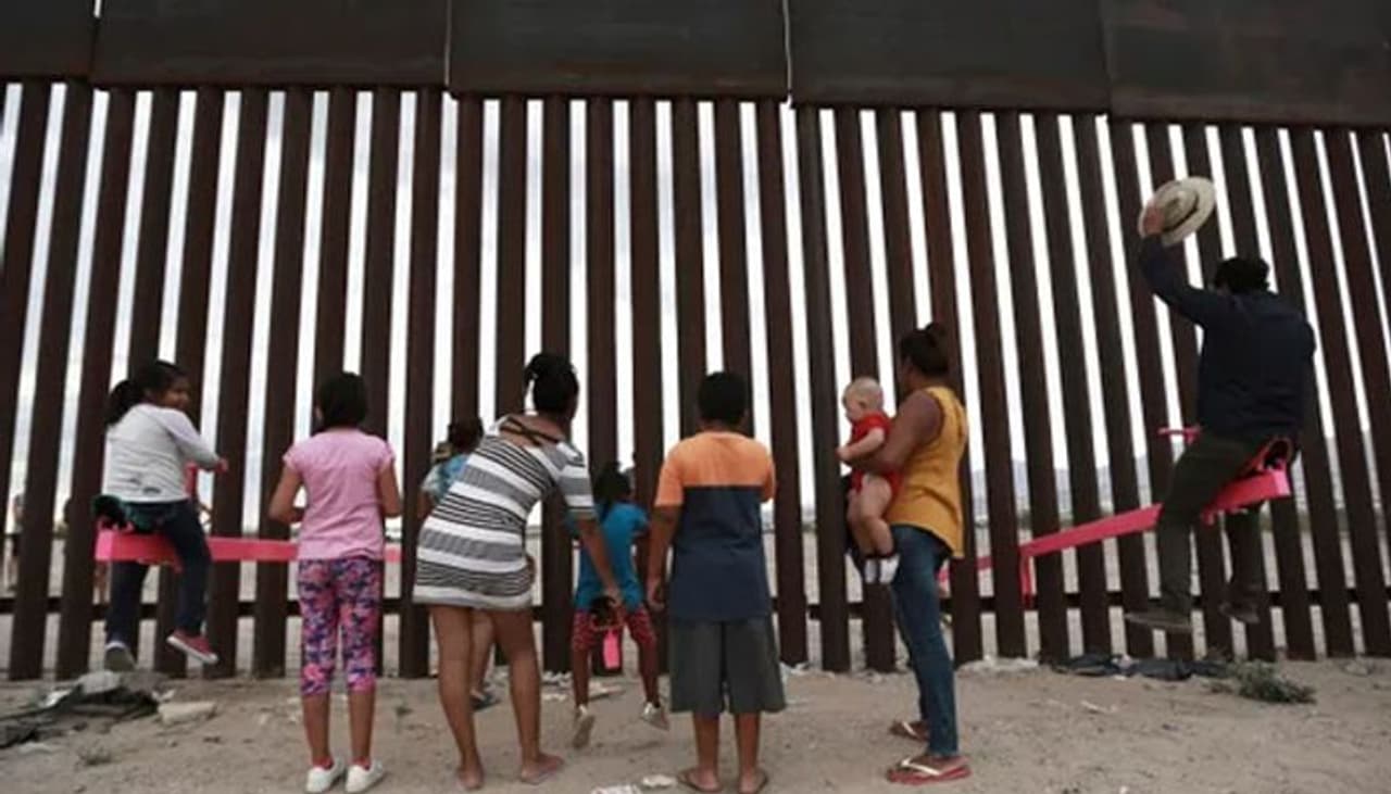 അതിര്ത്തി വേലികള്ക്കിടയിലൂടെ നിര്മ്മിച്ച സീസോകളില് ഇരു രാജ്യങ്ങളിലേയും കുട്ടികള് മാത്രമല്ല മുതിര്ന്നവരും ഒരുപോലെ ആനന്ദം കണ്ടെത്തുന്നത്. അതിര്ത്തി വേലികള്ക്കിടയിലൂടെ നിര്മ്മിച്ച സീസോകളില് ഇരു രാജ്യങ്ങളിലേയും കുട്ടികള് മാത്രമല്ല മുതിര്ന്നവരും ഒരുപോലെ ആനന്ദം കണ്ടെത്തുന്നത്.