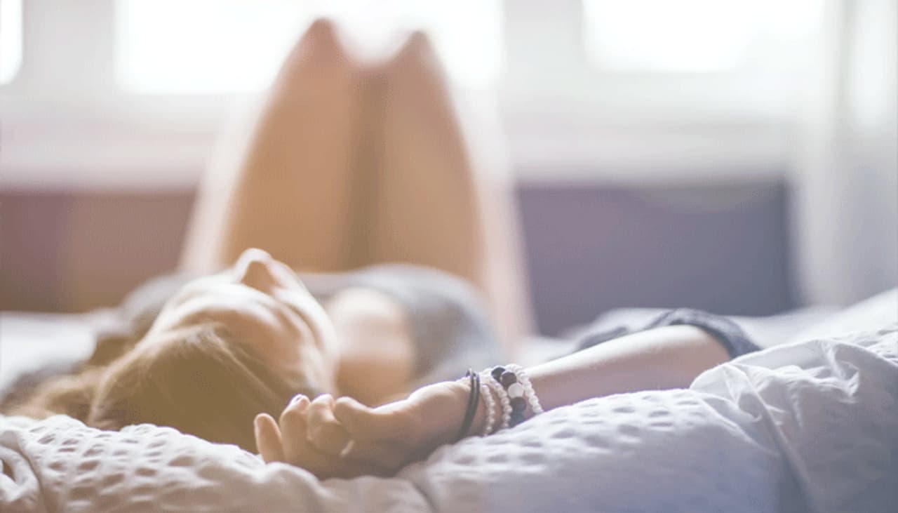 అమ్మాయిలకు నెలసరి ప్రతి నెలా వస్తూనే ఉంటుంది. ఆ మూడు రోజులు వారు పడే బాధ అంతా ఇంతా కాదు. రక్తస్రావం జరుగుతున్నంత సేపు వారికి ఇబ్బందిగానే ఉంటుంది. దానికి తోడు కడుపులో నొప్పి కామన్. అంతేకాకుండా... ప్రతి మూడు, నాలుగు గంటలకు ఒకసారి ప్యాడ్ మార్చుకోవాల్సిన పరిస్థితి. అక్కడితో ఆగుతుందా... బ్లీడింగ్ ఎక్కడ ఎక్కువగా అయ్యి... దుస్తులకు మరకలు అవుతాయో అనే టెన్షన్ కూడా ఉంటుంది. దాదాపు పీరియడ్స్ లో ప్రతి అమ్మాయి పరిస్థితి ఇంచు మించు ఇదేవిధంగా ఉంటుంది. అమ్మాయిలకు నెలసరి ప్రతి నెలా వస్తూనే ఉంటుంది. ఆ మూడు రోజులు వారు పడే బాధ అంతా ఇంతా కాదు. రక్తస్రావం జరుగుతున్నంత సేపు వారికి ఇబ్బందిగానే ఉంటుంది. దానికి తోడు కడుపులో నొప్పి కామన్. అంతేకాకుండా... ప్రతి మూడు, నాలుగు గంటలకు ఒకసారి ప్యాడ్ మార్చుకోవాల్సిన పరిస్థితి. అక్కడితో ఆగుతుందా... బ్లీడింగ్ ఎక్కడ ఎక్కువగా అయ్యి... దుస్తులకు మరకలు అవుతాయో అనే టెన్షన్ కూడా ఉంటుంది. దాదాపు పీరియడ్స్ లో ప్రతి అమ్మాయి పరిస్థితి ఇంచు మించు ఇదేవిధంగా ఉంటుంది.