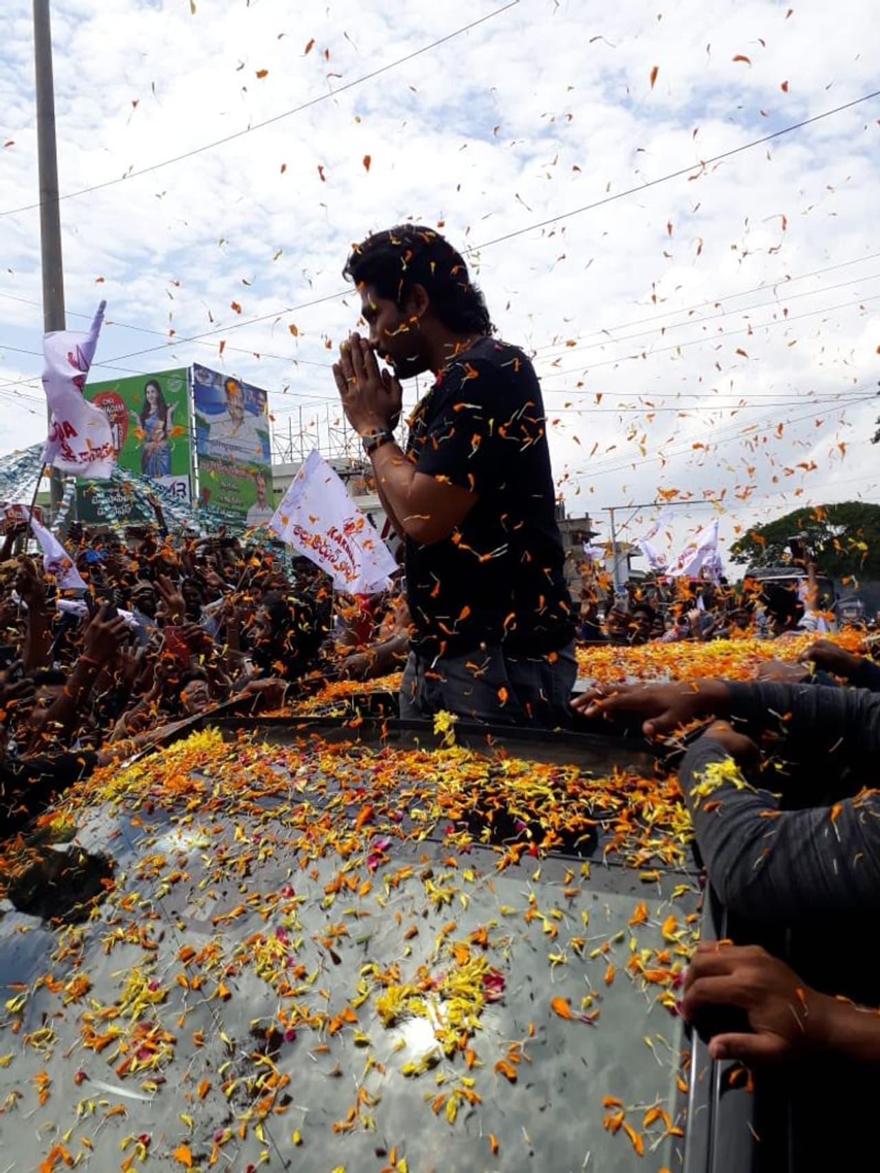 కాకినాడలో ఓ ఫైట్ సన్నివేశంతో పాటు కొన్ని కీలక సన్నివేశాల్ని త్రివిక్రమ్ తెరకెక్కించనున్నాడు. కాకినాడకు చేరుకున్న బన్నీకి ఘనస్వాగతం లభించింది. కాకినాడలో ఓ ఫైట్ సన్నివేశంతో పాటు కొన్ని కీలక సన్నివేశాల్ని త్రివిక్రమ్ తెరకెక్కించనున్నాడు. కాకినాడకు చేరుకున్న బన్నీకి ఘనస్వాగతం లభించింది.