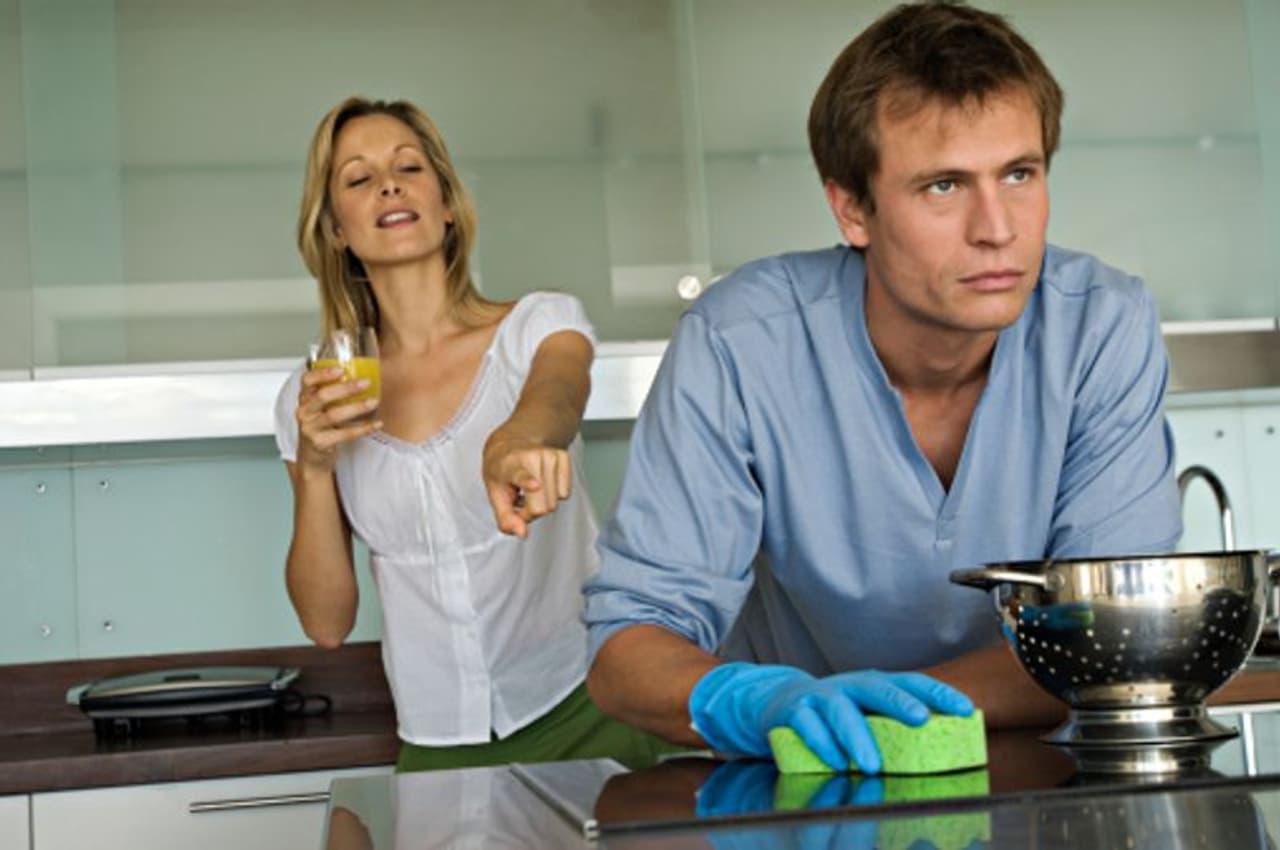 <p><strong>ಸಂಗಾತಿ ಅರ್ಧ ಮಾಡಿ ಬಿಟ್ಟ ಕೆಲಸ ಪೂರ್ತಿ ಮಾಡಿ</strong><br />ಕೆಲವೊಂದು ಕೆಲಸ ಅವರಿಗೆ ಮಾಡಲು ಇಷ್ಟವಿರುವುದಿಲ್ಲ, ಅಥವಾ ಅದೇ ಮಾಡಿ ಮಾಡಿ ಬೇಜಾರು ಎನಿಸಿರಬಹುದು. ಅಂತಹ ಕೆಲಸವನ್ನು ನೀವು ಮಾಡಿ ಮುಗಿಸಿ. ಇದು ಕೇವಲ ಒಂದು ಬಾರಿ ವಿಷಯವಾಗಿದ್ದರೂ, ಅವರನ್ನು ಅರ್ಥ ಮಾಡಿಕೊಂಡು ನೀವು ಮಾಡಿದಂತಹ ಸಣ್ಣ ಕೆಲಸ ಸಹ ಅವರಿಗೆ ಇಷ್ಟವಾಗುತ್ತದೆ. ಪ್ರೀತಿ ಹೆಚ್ಚುತ್ತದೆ.&nbsp;</p>