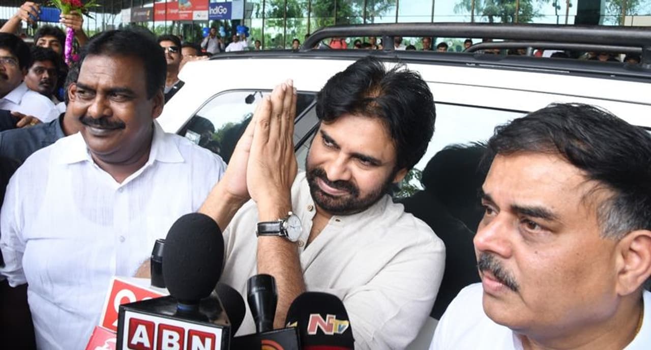 రాజమండ్రి విమానాశ్రయంలో ప్రజలకు అభివాదం చేస్తున్న పవన్ కల్యాణ్ రాజమండ్రి విమానాశ్రయంలో ప్రజలకు అభివాదం చేస్తున్న పవన్ కల్యాణ్