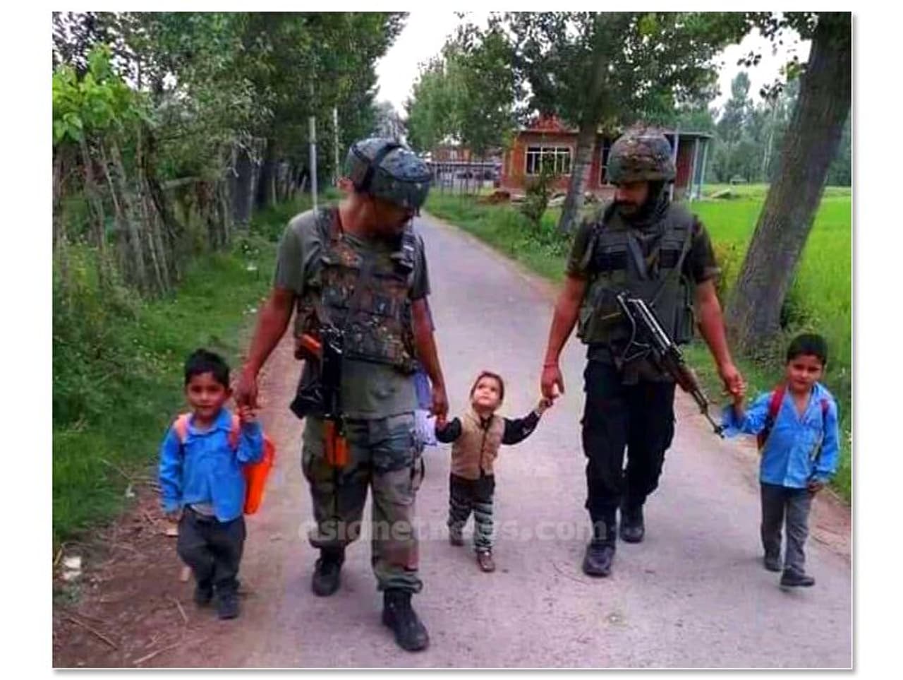 കേന്ദ്രസര്ക്കാര് കശ്മീരിലേക്ക് കൂടുതല് പട്ടാളക്കാരെ വിന്യസിക്കുന്നു. കേന്ദ്രസര്ക്കാര് കശ്മീരിലേക്ക് കൂടുതല് പട്ടാളക്കാരെ വിന്യസിക്കുന്നു.