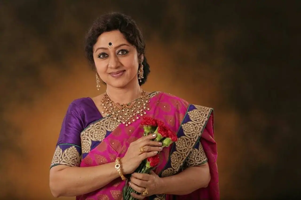 ಖ್ಯಾತ ನಟಿ ವಿನಯಾ ಪ್ರಕಾಶ್ ಜೀ ಕನ್ನಡ ‘ಪಾರು’ ಧಾರಾವಾಹಿಯಲ್ಲಿ ಅಖಿಲಾಂಡೇಶ್ವರಿ ಪಾತ್ರದ ಮೂಲಕ ಗಮನ ಸೆಳೆಯುತ್ತಿದ್ದಾರೆ. ಖ್ಯಾತ ನಟಿ ವಿನಯಾ ಪ್ರಕಾಶ್ ಜೀ ಕನ್ನಡ ‘ಪಾರು’ ಧಾರಾವಾಹಿಯಲ್ಲಿ ಅಖಿಲಾಂಡೇಶ್ವರಿ ಪಾತ್ರದ ಮೂಲಕ ಗಮನ ಸೆಳೆಯುತ್ತಿದ್ದಾರೆ.