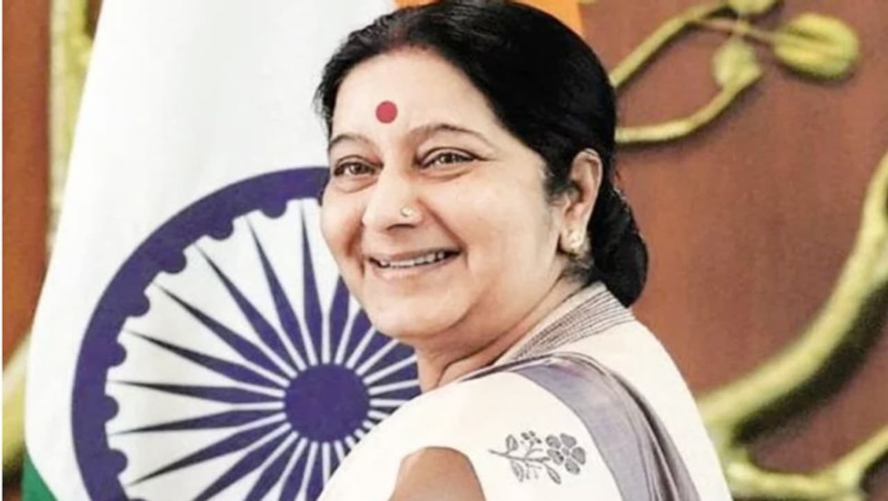 మాజీ విదేశాంగ మంత్రి, బిజెపి సీనియర్ నాయకురాలు సుష్మా మంగళవారం రాత్రి మృతిచెందిన విషయం తెలిసిందే. ఈ విషాద వార్త నిద్రమత్తులో యావత్ దేశాన్ని ఉలిక్కిపాటుకు గురిచేసింది. సంపూర్ణ ఆరోగ్యవంతురాలైన ఆమె హఠాత్తుగా గుండెపోటుకు గురై మృతిచచెందడం అందరినీ కలచివేసింది. దీంతో అంతర్జాతీయ, జాతీయ స్థాయి ప్రముఖులే కాకుండా రాజకీయ, సీనీ, క్రీడా రంగానికి చెందిన ప్రతి ఒక్కరు ఆమె మృతిపట్ల విచారం వ్యక్తం చేస్తున్నారు. ఇలా టీమిండియా క్రికెటర్లు, మాజీలు, వ్యాఖ్యాతలతో పాటు అభిమానులు కూడా సుష్మా స్వరాజ్ మృతి పట్ల విచారం వ్యక్తం చేస్తున్నారు.