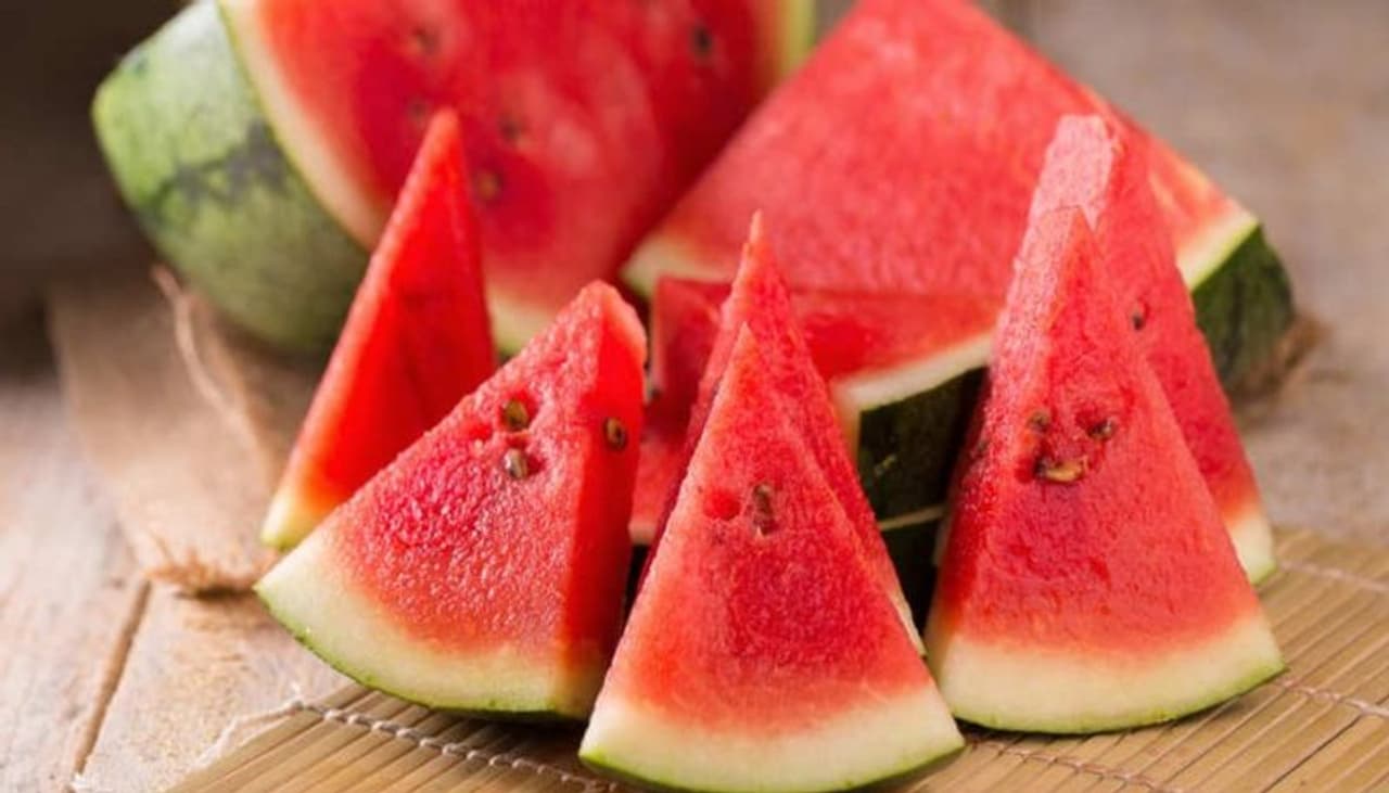 <p style="text align: justify;"><strong>ಕಲ್ಲಂಗಡಿ ಹಣ್ಣಿನಲ್ಲಿ ವಿಟಮಿನ್ ಗಳು ಹೇರಳವಾಗಿವೆ: </strong>ಕಲ್ಲಂಗಡಿ ಹಣ್ಣಿನಲ್ಲಿ ಆಂಟಿ ಆಕ್ಸಿಡೆಂಟ್ ಗಳು, ಖನಿಜಗಳು ಮತ್ತು ವಿಟಮಿನ್ ಬಿ, ಸಿ ಮತ್ತು ಡಿ ಗಳು ಸಾಕಷ್ಟು ಪ್ರಮಾಣದಲ್ಲಿರುತ್ತವೆ. ಬೇಸಿಗೆಯಲ್ಲಿ ದೇಹಕ್ಕೆ ಇದು ತುಂಬಾ ಅಗತ್ಯ ಎಂದು ಪರಿಗಣಿಸಲಾಗಿದೆ.</p> <p style="text align: justify;"><strong>ಕಲ್ಲಂಗಡಿ ಹಣ್ಣಿನಲ್ಲಿ ವಿಟಮಿನ್ ಗಳು ಹೇರಳವಾಗಿವೆ: </strong>ಕಲ್ಲಂಗಡಿ ಹಣ್ಣಿನಲ್ಲಿ ಆಂಟಿ ಆಕ್ಸಿಡೆಂಟ್ ಗಳು, ಖನಿಜಗಳು ಮತ್ತು ವಿಟಮಿನ್ ಬಿ, ಸಿ ಮತ್ತು ಡಿ ಗಳು ಸಾಕಷ್ಟು ಪ್ರಮಾಣದಲ್ಲಿರುತ್ತವೆ. ಬೇಸಿಗೆಯಲ್ಲಿ ದೇಹಕ್ಕೆ ಇದು ತುಂಬಾ ಅಗತ್ಯ ಎಂದು ಪರಿಗಣಿಸಲಾಗಿದೆ.</p>