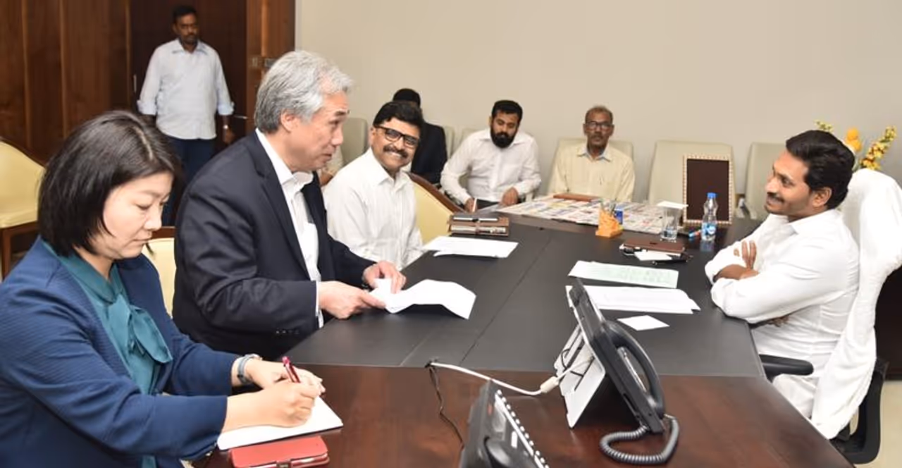 ఆం ధ్రప్రదేశ్ లో నూతన ప్రభుత్వం ఏర్పడిన తర్వాత ఇంత కాలానికి ఇక్కడి ప్రభుత్వ పరిపాలన ఒక గాడిన పడుతున్నట్టుగా వుంది. రాష్ట్ర విభజన జరిగిన తర్వాత గడచిన ఐదేళ్ళ తర్వాత మొట్ట మొదటిసారి కేంద్ర రాష్ట్ర ప్రభుత్వాలు సంయుక్తంగా పెట్టుబడులు దేశ పారిశ్రామిక అభివృద్ధి, ఉపాధి కల్పన కోసం ఒక అంతర్జాతీయ సదస్సును ఆగస్టు 9 న విజయవాడలో నిర్వహిస్తున్నది. సుమారు 35 దేశాల రాయబారులు, దేశీ పారిశ్రామిక రంగ ప్రతినిధులు దీనికి హాజరవుతున్నారు. ఆం ధ్రప్రదేశ్ లో నూతన ప్రభుత్వం ఏర్పడిన తర్వాత ఇంత కాలానికి ఇక్కడి ప్రభుత్వ పరిపాలన ఒక గాడిన పడుతున్నట్టుగా వుంది. రాష్ట్ర విభజన జరిగిన తర్వాత గడచిన ఐదేళ్ళ తర్వాత మొట్ట మొదటిసారి కేంద్ర రాష్ట్ర ప్రభుత్వాలు సంయుక్తంగా పెట్టుబడులు దేశ పారిశ్రామిక అభివృద్ధి, ఉపాధి కల్పన కోసం ఒక అంతర్జాతీయ సదస్సును ఆగస్టు 9 న విజయవాడలో నిర్వహిస్తున్నది. సుమారు 35 దేశాల రాయబారులు, దేశీ పారిశ్రామిక రంగ ప్రతినిధులు దీనికి హాజరవుతున్నారు.