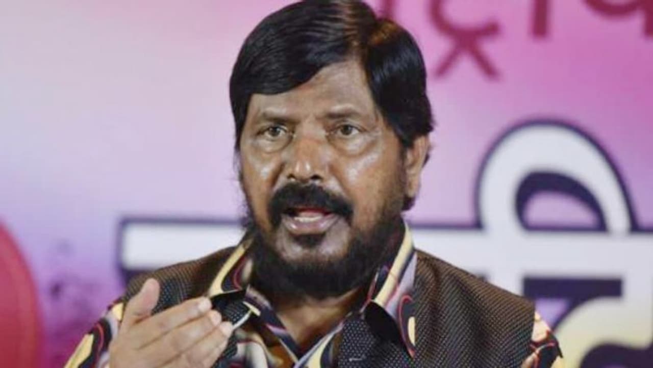 <p>ఆంధ్రప్రదేశ్ రాజకీయాల్లో కేంద్ర మంత్రి రాందాస్ అథవాలే మాటలు ఇప్పుడు ప్రకంపనలు సృష్టిస్తున్నాయి. ఆయన మాటలను రాజకీయంగా పెద్దగా ఎవరూ పట్టించుకోరు, శరద్ పవార్ వంటివారైతే చాలా ఈజీగా పక్కనపెట్టేస్తారు. కానీ ఆంధ్రప్రదేశ్ విషయంలో జగన్ మోహన్ రెడ్డి ఎన్డీఏ లో భాగస్వామి కాబోతున్నాడంటూ ఇచ్చిన హింట్ ఇప్పుడు రాజకీయ వర్గాల్లో చర్చనీయాంశమైంది.&nbsp;</p>