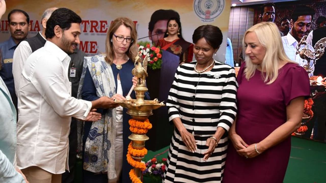 విజయవాడలో పెట్టుబడుల సదస్సును ప్రారంభిస్తున్న ఏపీ సీఎం వైఎస్ జగన్ విజయవాడలో పెట్టుబడుల సదస్సును ప్రారంభిస్తున్న ఏపీ సీఎం వైఎస్ జగన్