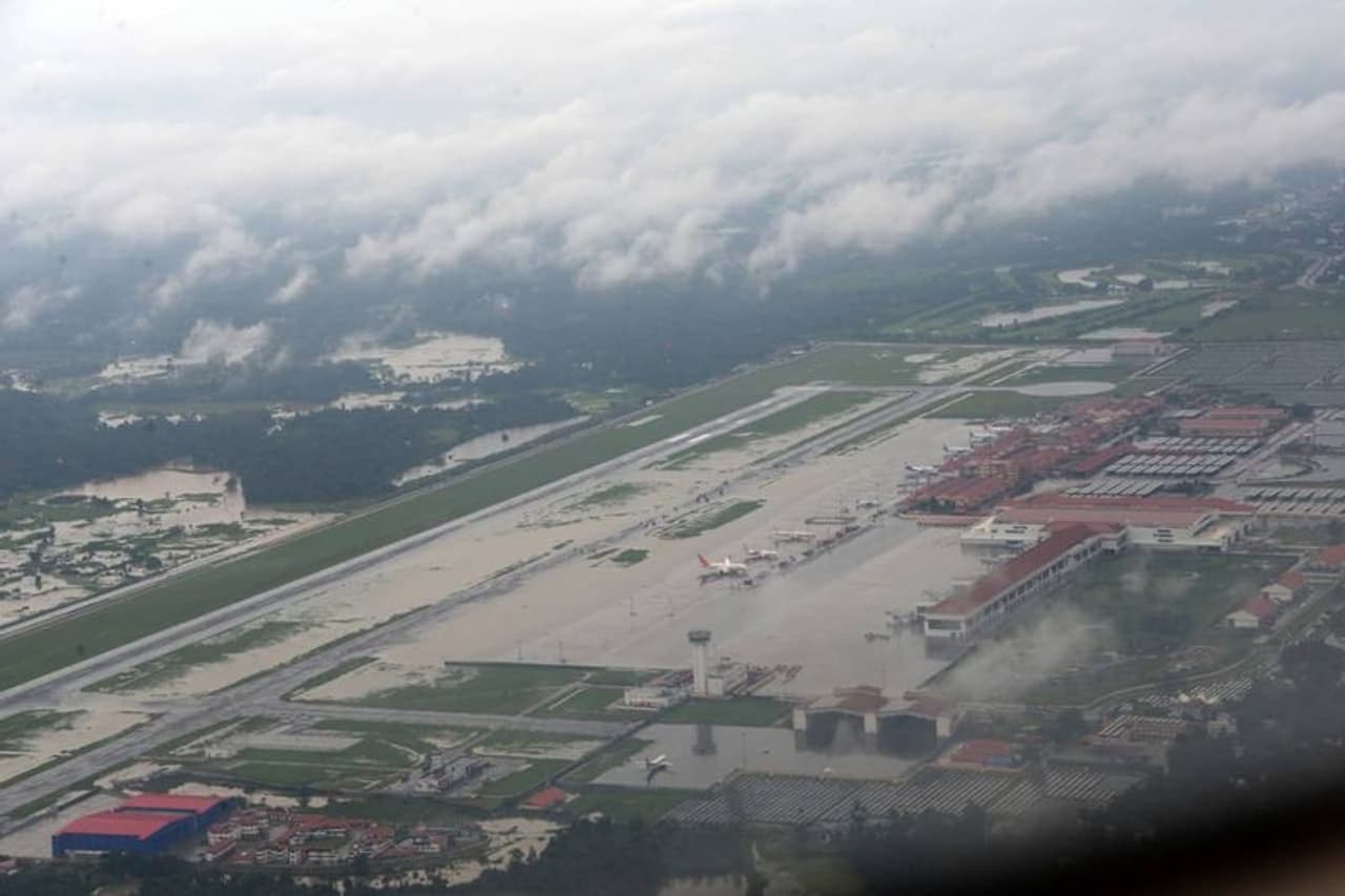 ആകാശ ദൃശ്യങ്ങള് നേവി വിമാനം പകര്ത്തിയത്.. ആകാശ ദൃശ്യങ്ങള് നേവി വിമാനം പകര്ത്തിയത്..