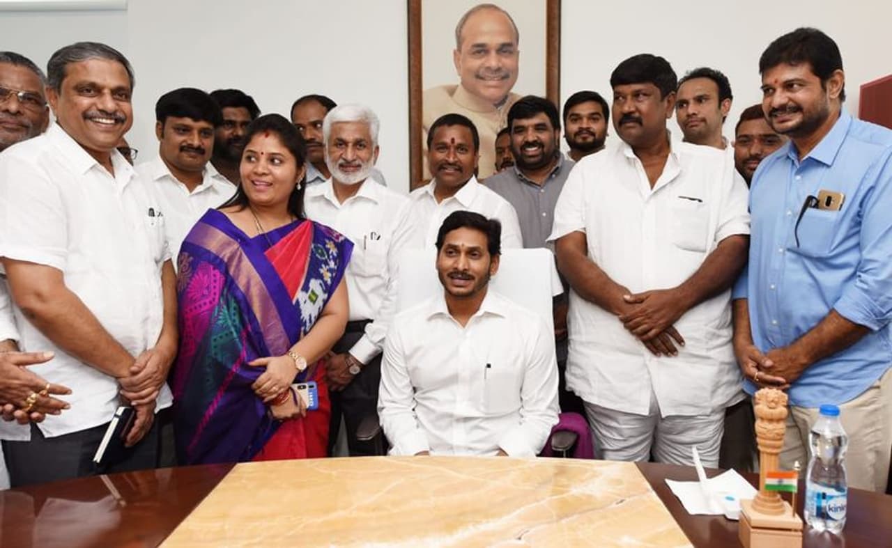 తాడేపల్లిలో వైఎస్సార్ కాంగ్రెసు పార్టీ కార్యాలయాన్ని ప్రారంభించిన తర్వాత పార్టీ నేతలతో వైఎస్ జగన్ గ్రూప్ ఫొటో తాడేపల్లిలో వైఎస్సార్ కాంగ్రెసు పార్టీ కార్యాలయాన్ని ప్రారంభించిన తర్వాత పార్టీ నేతలతో వైఎస్ జగన్ గ్రూప్ ఫొటో