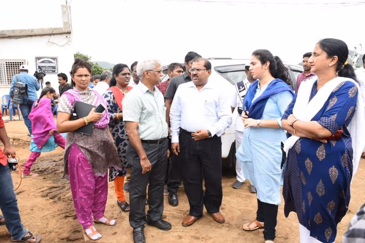 ఆవులు మృత్యువాత పడిన విజయవాడలోని గోశాలను జిల్లా కలెక్టర్ ఇంతియాజ్, జాయింట్ కలెక్టర్ మాధవీలత, సబ్ కలెక్టర్ మిషా సింగ్ సందర్శించారు. ఆవులు మృత్యువాత పడిన విజయవాడలోని గోశాలను జిల్లా కలెక్టర్ ఇంతియాజ్, జాయింట్ కలెక్టర్ మాధవీలత, సబ్ కలెక్టర్ మిషా సింగ్ సందర్శించారు.