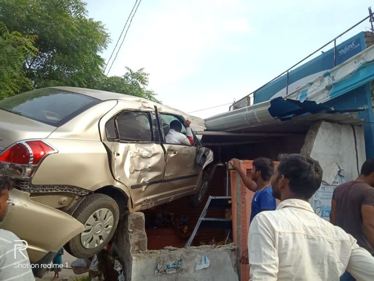 ఉమ్మడి కరీంనగర్ జిల్లాలో సోమవారం నాడు అతివేగంతో రోడ్డు పక్కన ఉన్న రేకులషెడ్డులోకి కారు దూసుకెళ్లింది. ఉమ్మడి కరీంనగర్ జిల్లాలో సోమవారం నాడు అతివేగంతో రోడ్డు పక్కన ఉన్న రేకులషెడ్డులోకి కారు దూసుకెళ్లింది.