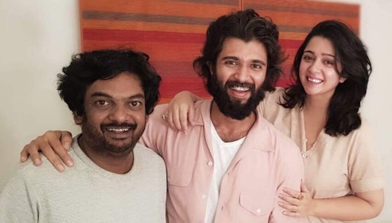 రామ్ తో చేసిన 'ఇస్మార్ట్ శంకర్' సూపర్ హిట్ తో జోరుమీదున్నారు మాస్ డైరక్టర్ పూరి జగన్నాథ్. దాంతో ఆయన అదే ఊపుని కంటిన్యూ చేస్తూ యంగ్ హీరో విజయ్ దేవరకొండతో త్వరలో ఓ సినిమా చేయబోతున్నారు. ఇటీవల ఈ విషయాన్ని అధికారికంగా ప్రకటించారు. అంతేకాదు ఈ చిత్రానికి టైటిల్ను కూడా ఖరారు చేశారు. పూరి విజయ్ల కాంబినేషన్లో రూపొందుతున్న ఈ చిత్రానికి 'ఫైటర్' అనే టైటిల్ను ఫిక్స్ చేశారు. అలాగే ఈ చిత్రంలో విజయ్ దేవరకొండ పాత్ర సైతం చాలా ఇంట్రస్టింగ్ గా ఉండబోతోందని తెలుస్తోంది. రామ్ తో చేసిన 'ఇస్మార్ట్ శంకర్' సూపర్ హిట్ తో జోరుమీదున్నారు మాస్ డైరక్టర్ పూరి జగన్నాథ్. దాంతో ఆయన అదే ఊపుని కంటిన్యూ చేస్తూ యంగ్ హీరో విజయ్ దేవరకొండతో త్వరలో ఓ సినిమా చేయబోతున్నారు. ఇటీవల ఈ విషయాన్ని అధికారికంగా ప్రకటించారు. అంతేకాదు ఈ చిత్రానికి టైటిల్ను కూడా ఖరారు చేశారు. పూరి విజయ్ల కాంబినేషన్లో రూపొందుతున్న ఈ చిత్రానికి 'ఫైటర్' అనే టైటిల్ను ఫిక్స్ చేశారు. అలాగే ఈ చిత్రంలో విజయ్ దేవరకొండ పాత్ర సైతం చాలా ఇంట్రస్టింగ్ గా ఉండబోతోందని తెలుస్తోంది.