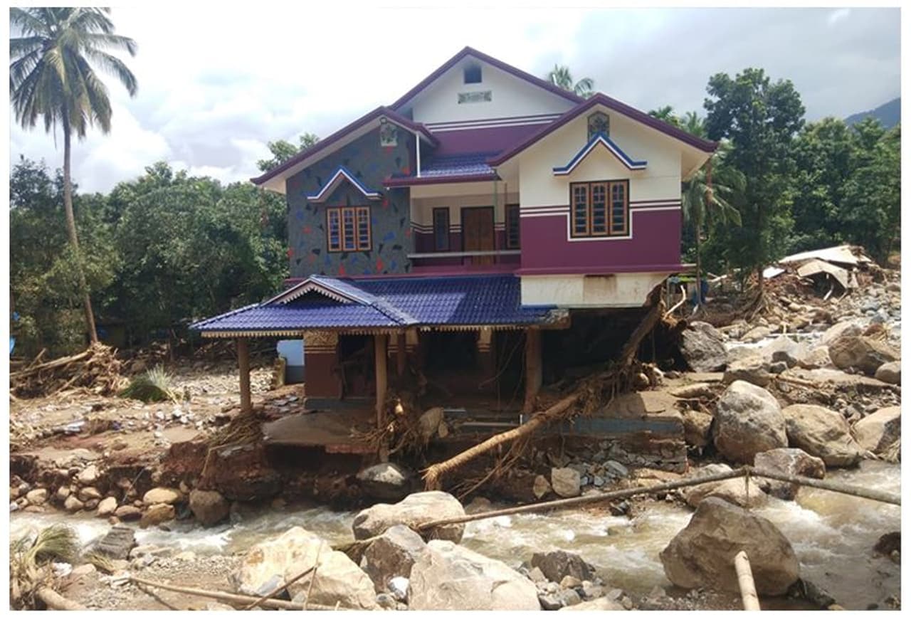 ഈ ചിത്രങ്ങളും നിലമ്പൂരില് നിന്നാണ്. നിലമ്പൂർ നഗരത്തിൽ നിന്നും 10 15 കിലോമീറ്റർ അകലെ പോത്തുകല്ലിനോട് ചേർന്നുള്ള പാതാറിലെ ഒരു പ്രദേശത്തിന്റെ ചിത്രമാണിത്. ഈ ചിത്രങ്ങളും നിലമ്പൂരില് നിന്നാണ്. നിലമ്പൂർ നഗരത്തിൽ നിന്നും 10 15 കിലോമീറ്റർ അകലെ പോത്തുകല്ലിനോട് ചേർന്നുള്ള പാതാറിലെ ഒരു പ്രദേശത്തിന്റെ ചിത്രമാണിത്.
