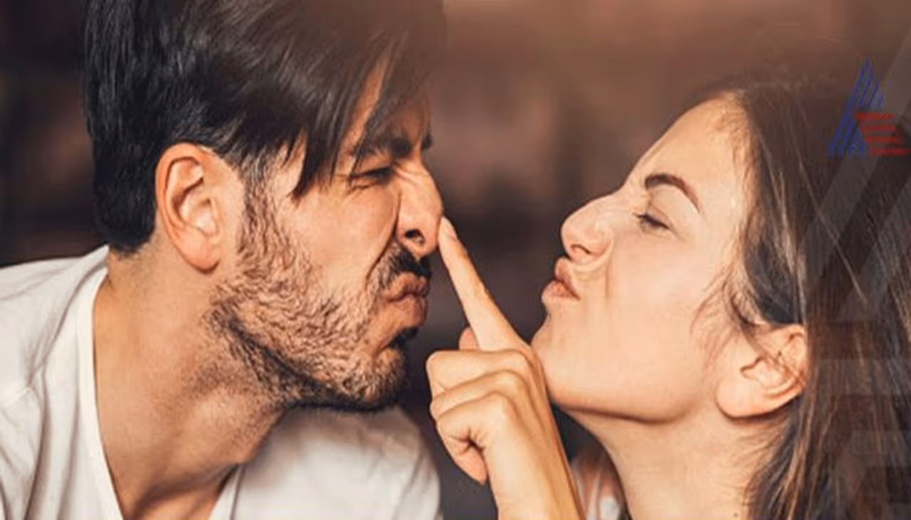 ప్రేమ అయినా, పెళ్లి అయినా... కొత్తలో బాగానే ఉంటుంది. ఆ బంధంలో ప్రతి ఒక్కటీ తాజాగా ఉంటాయి కాబట్టి.. దానిని ఆసాంతం ఆస్వాదించగలుగుతారు. కొంత కాలం తర్వాత ప్రేమ మీద, పెళ్లి మీద చాలా మంది బోర్ కొట్టేస్తుంది. తమ జీవిత భాగస్వామికి కనీసం సమయం కేటాయించరు. రోజూ చూసే ముఖమే కదా... రోజూ మాట్లాడే మాటలే కదా అని తేలికగా తీసి పారేస్తుంటారు. ప్రేమ అయినా, పెళ్లి అయినా... కొత్తలో బాగానే ఉంటుంది. ఆ బంధంలో ప్రతి ఒక్కటీ తాజాగా ఉంటాయి కాబట్టి.. దానిని ఆసాంతం ఆస్వాదించగలుగుతారు. కొంత కాలం తర్వాత ప్రేమ మీద, పెళ్లి మీద చాలా మంది బోర్ కొట్టేస్తుంది. తమ జీవిత భాగస్వామికి కనీసం సమయం కేటాయించరు. రోజూ చూసే ముఖమే కదా... రోజూ మాట్లాడే మాటలే కదా అని తేలికగా తీసి పారేస్తుంటారు.