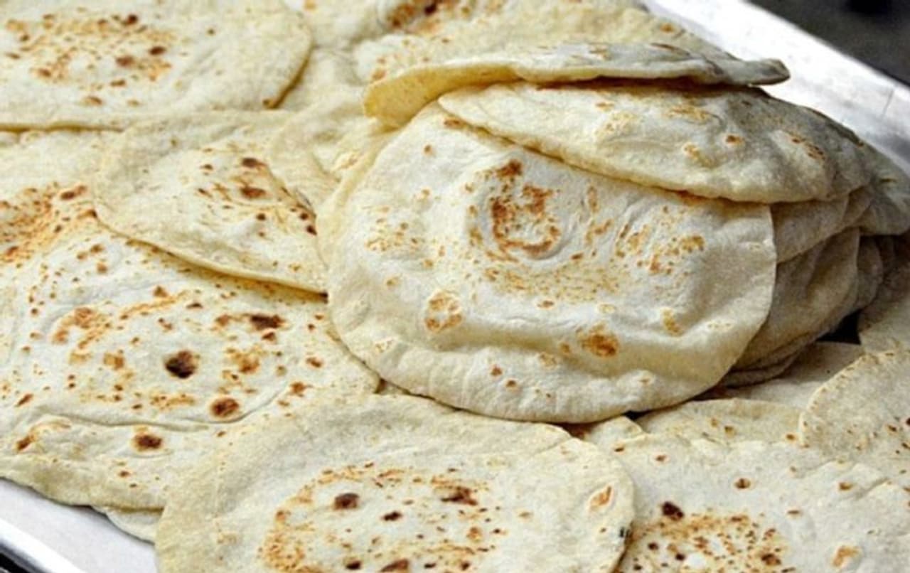 <p><strong>ಸಾಮಾನ್ಯ ಚಪಾತಿಗಳು ನಿಜವಾಗಿಯೂ ಅನಾರೋಗ್ಯಕರವೇ? : </strong>ಕಾರ್ಬ್ಸ್ ನಮಗೆ ಶಕ್ತಿಯನ್ನು ನೀಡುತ್ತದೆಯಾದರೂ, ಆದರೆ ಅದರಿಂದ ತೂಕ ಇಳಿಸಲು ಸಾಧ್ಯವಿಲ್ಲ. ಚಪಾತಿಯ ಒಂದೇ ಸರ್ವಿಂಗ್ ನಲ್ಲಿ 104 ಕ್ಕೂ ಹೆಚ್ಚು ಕ್ಯಾಲೊರಿಗಳನ್ನು ಹೊಂದಿರುತ್ತದೆ ಎಂಬುದನ್ನು ನೆನಪಿಡಿ, ಈ ಕ್ಯಾಲರಿಗಳಿಂದ ತೂಕ ಹೆಚ್ಚುವ ಭಯ ಉಂಟಾಗೋದು ಖಂಡಿತಾ. ಎರಡನೆಯದಾಗಿ, ಗೋಧಿ ಅಥವಾ ಸಂಸ್ಕರಿಸಿದ ಹಿಟ್ಟಿನ ಬಳಕೆಯಿಂದ ತೂಕ ಹೆಚ್ಚಳವಾಗುವುದು ಖಂಡಿತ. </p> <p><strong>ಸಾಮಾನ್ಯ ಚಪಾತಿಗಳು ನಿಜವಾಗಿಯೂ ಅನಾರೋಗ್ಯಕರವೇ? : </strong>ಕಾರ್ಬ್ಸ್ ನಮಗೆ ಶಕ್ತಿಯನ್ನು ನೀಡುತ್ತದೆಯಾದರೂ, ಆದರೆ ಅದರಿಂದ ತೂಕ ಇಳಿಸಲು ಸಾಧ್ಯವಿಲ್ಲ. ಚಪಾತಿಯ ಒಂದೇ ಸರ್ವಿಂಗ್ ನಲ್ಲಿ 104 ಕ್ಕೂ ಹೆಚ್ಚು ಕ್ಯಾಲೊರಿಗಳನ್ನು ಹೊಂದಿರುತ್ತದೆ ಎಂಬುದನ್ನು ನೆನಪಿಡಿ, ಈ ಕ್ಯಾಲರಿಗಳಿಂದ ತೂಕ ಹೆಚ್ಚುವ ಭಯ ಉಂಟಾಗೋದು ಖಂಡಿತಾ. ಎರಡನೆಯದಾಗಿ, ಗೋಧಿ ಅಥವಾ ಸಂಸ್ಕರಿಸಿದ ಹಿಟ್ಟಿನ ಬಳಕೆಯಿಂದ ತೂಕ ಹೆಚ್ಚಳವಾಗುವುದು ಖಂಡಿತ. </p>