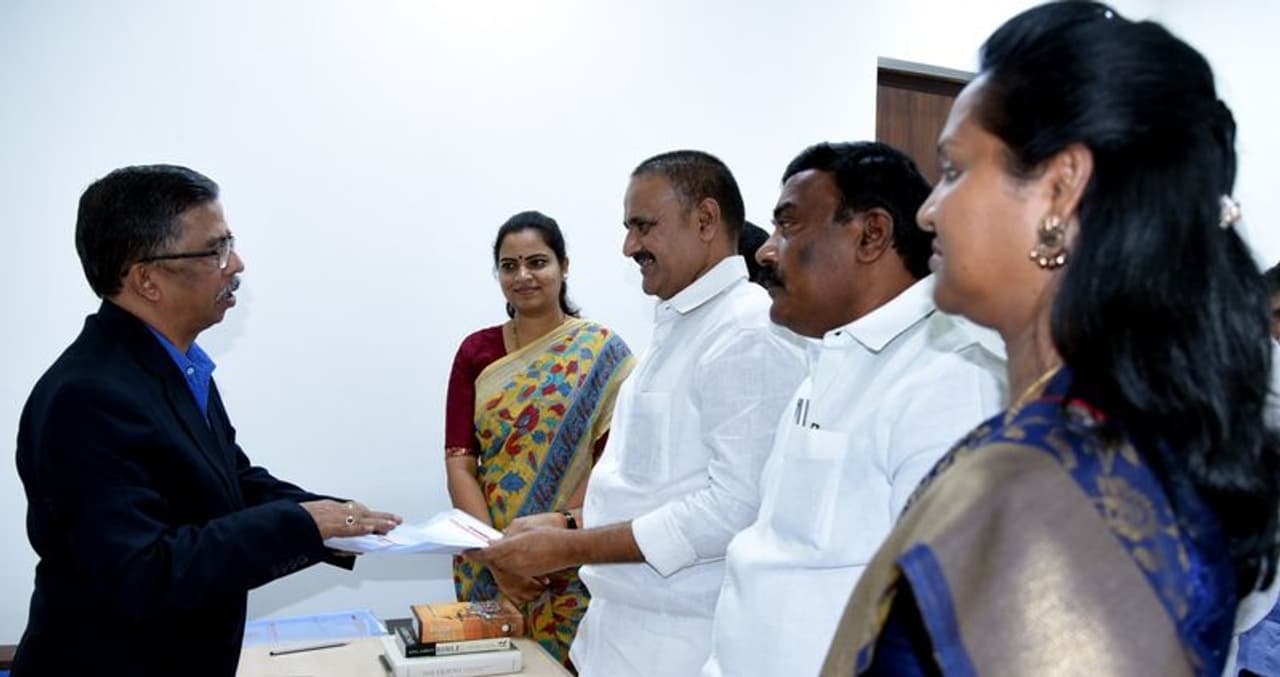 నామినేషన్ ను అందజేస్తున్న మంత్రి మోపిదేవి నామినేషన్ ను అందజేస్తున్న మంత్రి మోపిదేవి