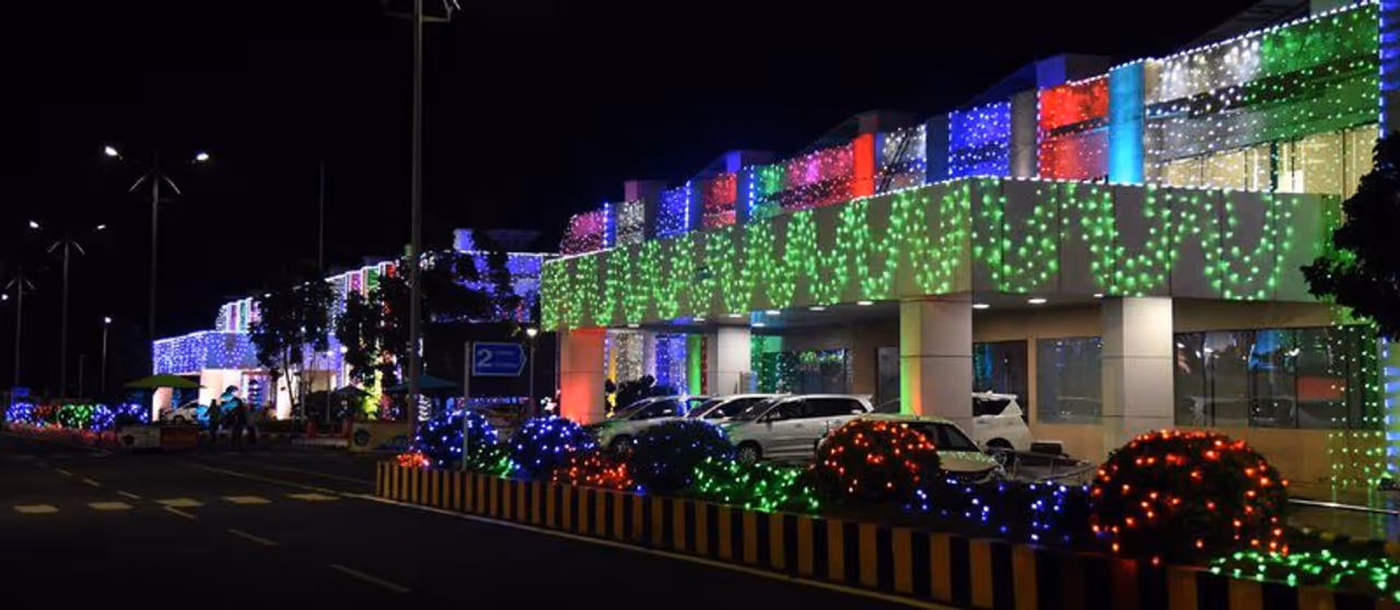 తెలంగాణలో కొత్తగా సచివాలయం నిన్న రాత్రి నుంచి జాతీయ జెండా రంగులతో ప్రకాశిస్తోంది. త్రివర్ణ రంగుల కాంతులు ప్రత్యేక ఆకర్షణగా నిలుస్తున్నాయి. తెలంగాణలో కొత్తగా సచివాలయం నిన్న రాత్రి నుంచి జాతీయ జెండా రంగులతో ప్రకాశిస్తోంది. త్రివర్ణ రంగుల కాంతులు ప్రత్యేక ఆకర్షణగా నిలుస్తున్నాయి.