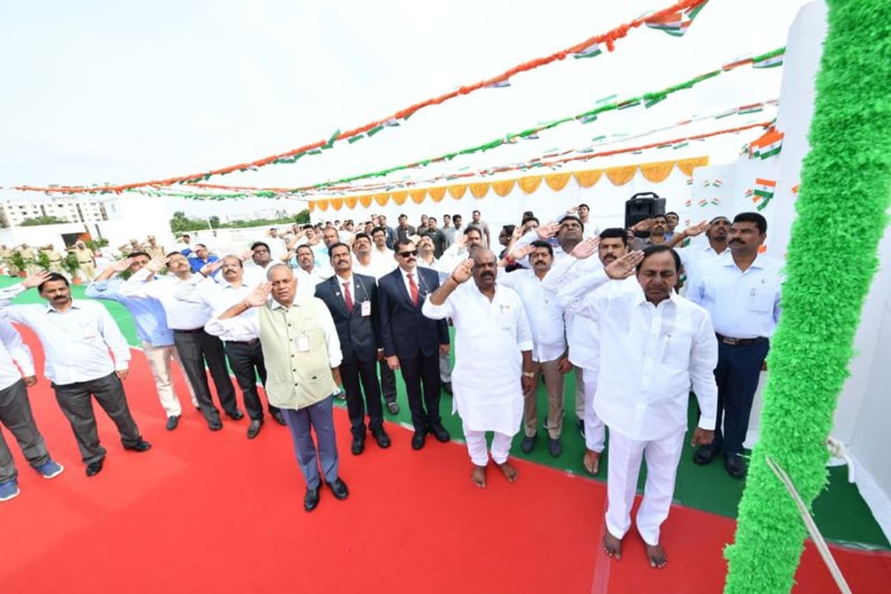 స్వాతంత్య్ర వేడుకల్లో పాల్గొన్న సీఎం కేసీఆర్ స్వాతంత్య్ర వేడుకల్లో పాల్గొన్న సీఎం కేసీఆర్