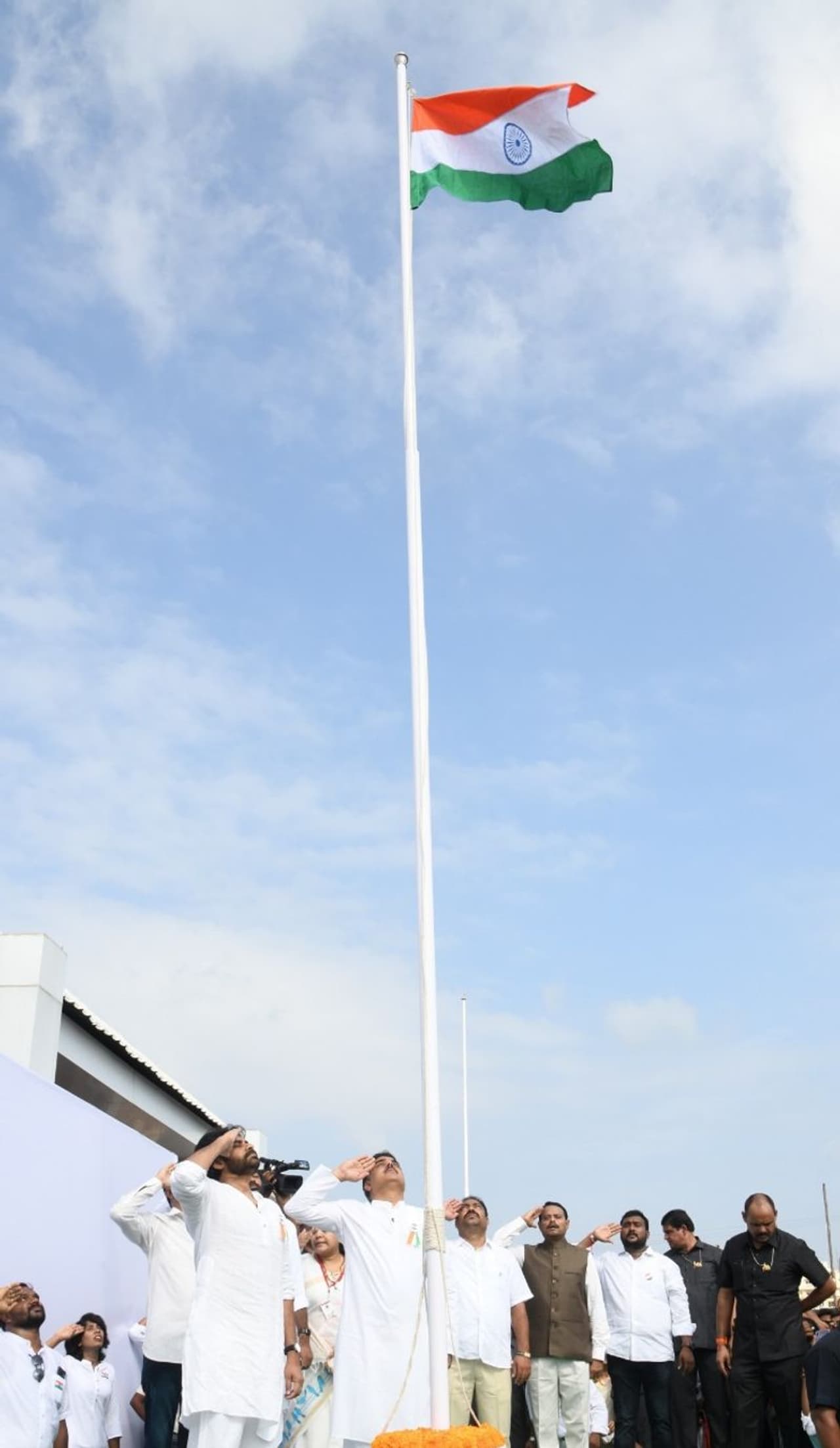 73వ స్వాతంత్య్ర దినోత్సవ వేడుకల్లో భాగంగా మంగళగిరిలోని పార్టీ కార్యాలయంలో జాతీయ జెండాను ఆవిష్కరించిన పవన్ కళ్యాణ్ 73వ స్వాతంత్య్ర దినోత్సవ వేడుకల్లో భాగంగా మంగళగిరిలోని పార్టీ కార్యాలయంలో జాతీయ జెండాను ఆవిష్కరించిన పవన్ కళ్యాణ్