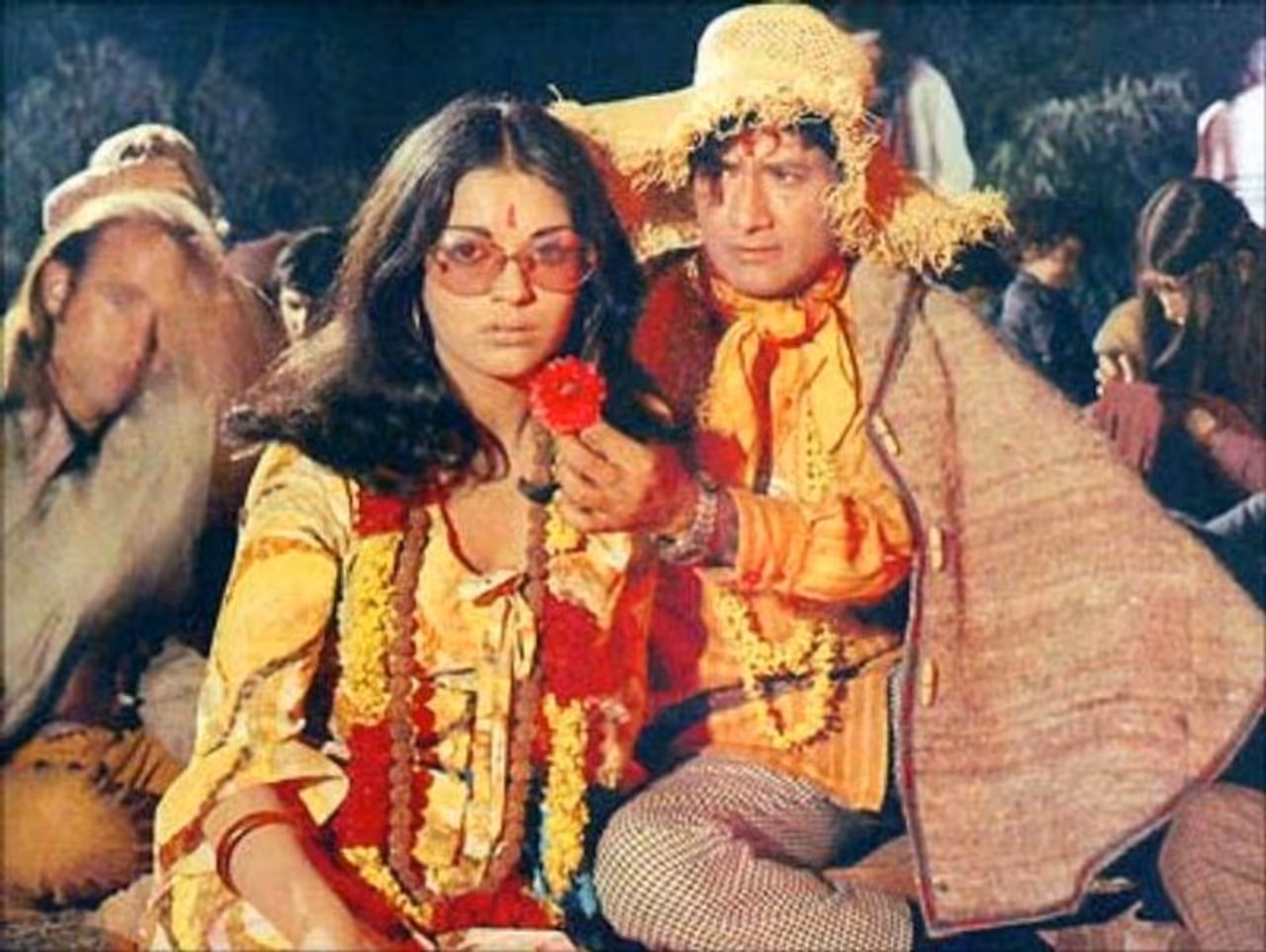 Dev Anand Zeenat Aman (Hare Rama Hare Krishna) Bollywood's most romantic pairs, Dev and Zeenar, were once seen playing the role of brother and sister. Their song “Phoolon ka taaron ka…” became the most popular song of Raksha Bandhan day. Dev Anand Zeenat Aman (Hare Rama Hare Krishna) Bollywood's most romantic pairs, Dev and Zeenar, were once seen playing the role of brother and sister. Their song “Phoolon ka taaron ka…” became the most popular song of Raksha Bandhan day.