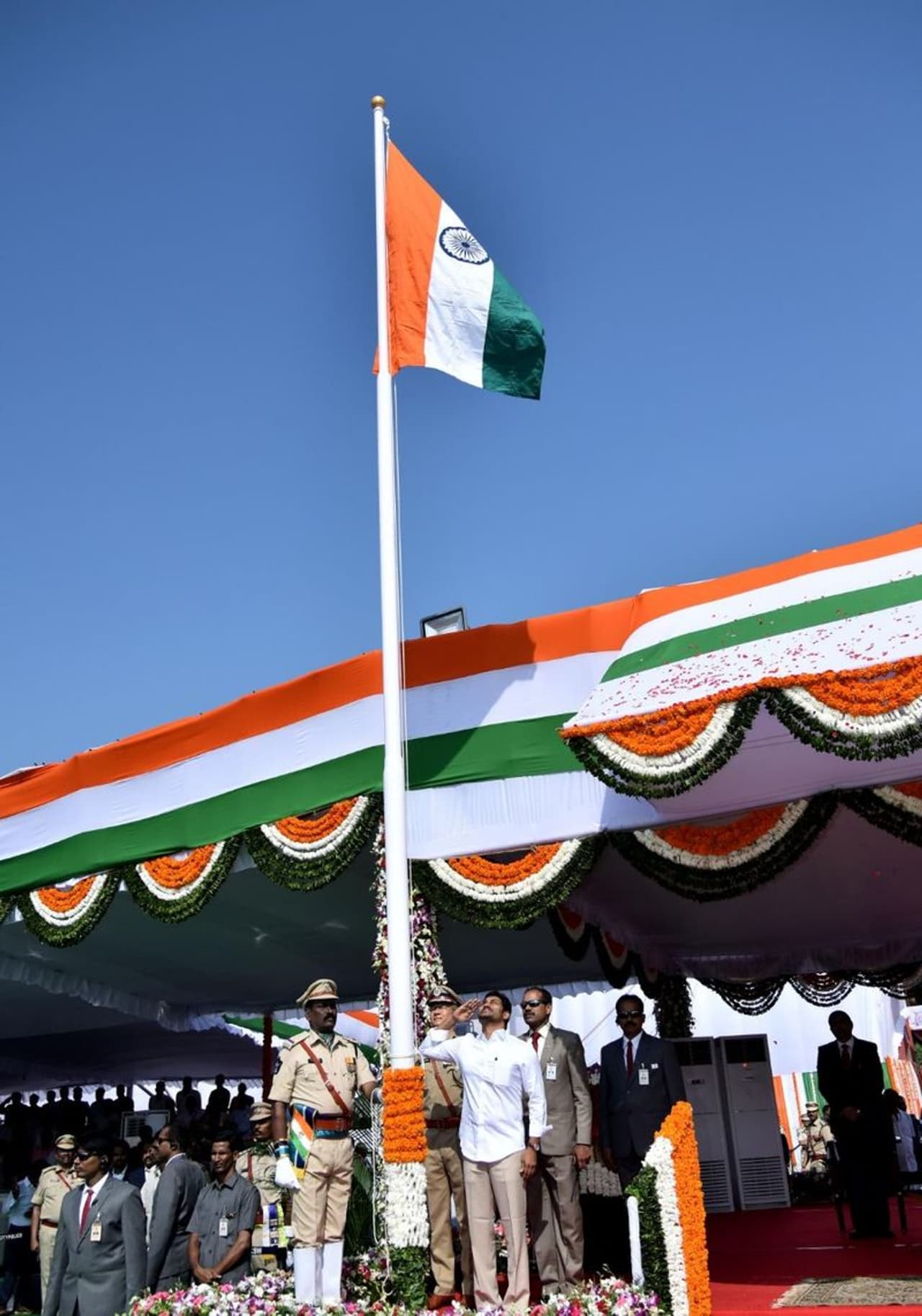 విజయవాడలో జాతీయ పతాకాన్ని ఆవిష్కరించిన సీఎం జగన్ విజయవాడలో జాతీయ పతాకాన్ని ఆవిష్కరించిన సీఎం జగన్