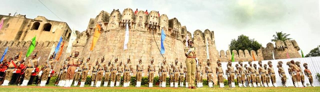 ఇండిపెండెన్స్ డే వేడుకలకు ముస్తాబైన గోల్కొండ కోట ఇండిపెండెన్స్ డే వేడుకలకు ముస్తాబైన గోల్కొండ కోట